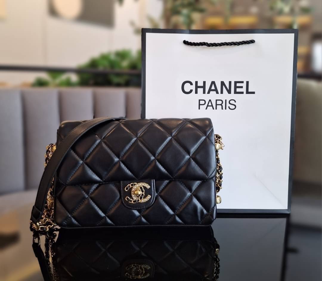 CHANEL flap bag with chain / CHANEL VIP CROSSBODY BAG กระเป๋าทรงสะพายข้าง หนังพียูพรีเมี่ยมหนังนิ่ม อะไหล่ทองวินเทจทั้งใบ