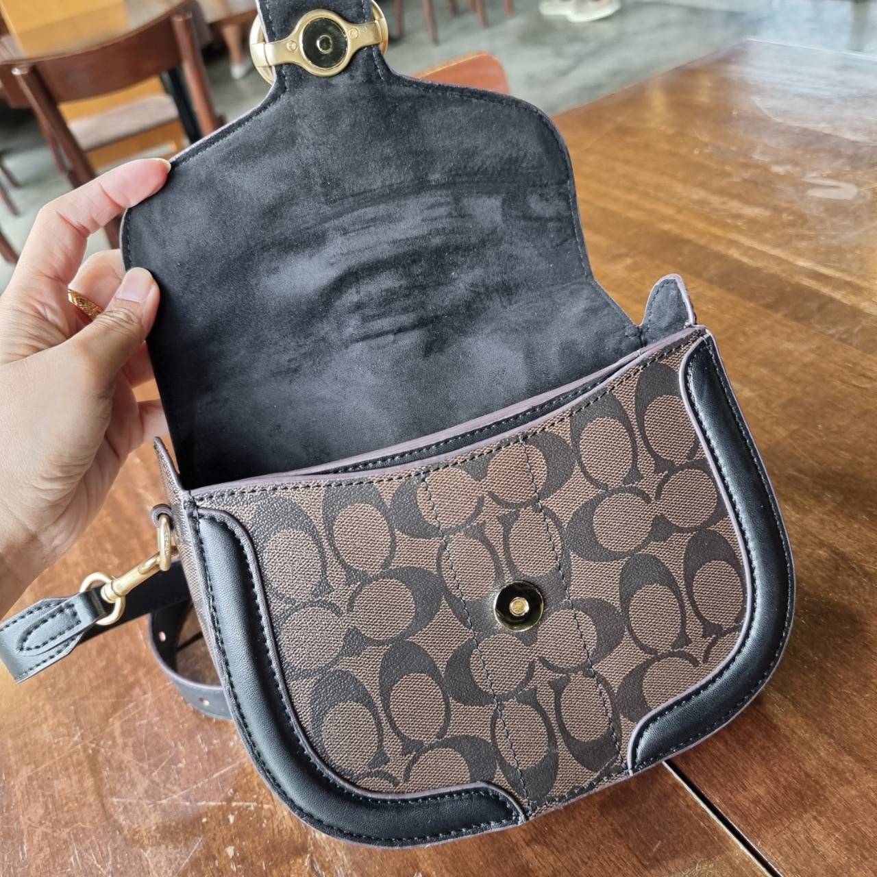 ของแท้ 💯% COACH C2806 GEORGIE SADDLE BAG IN SIGNATURE CANVAS ยกระดับความหรูให้กับตัวเองกันหน่อย