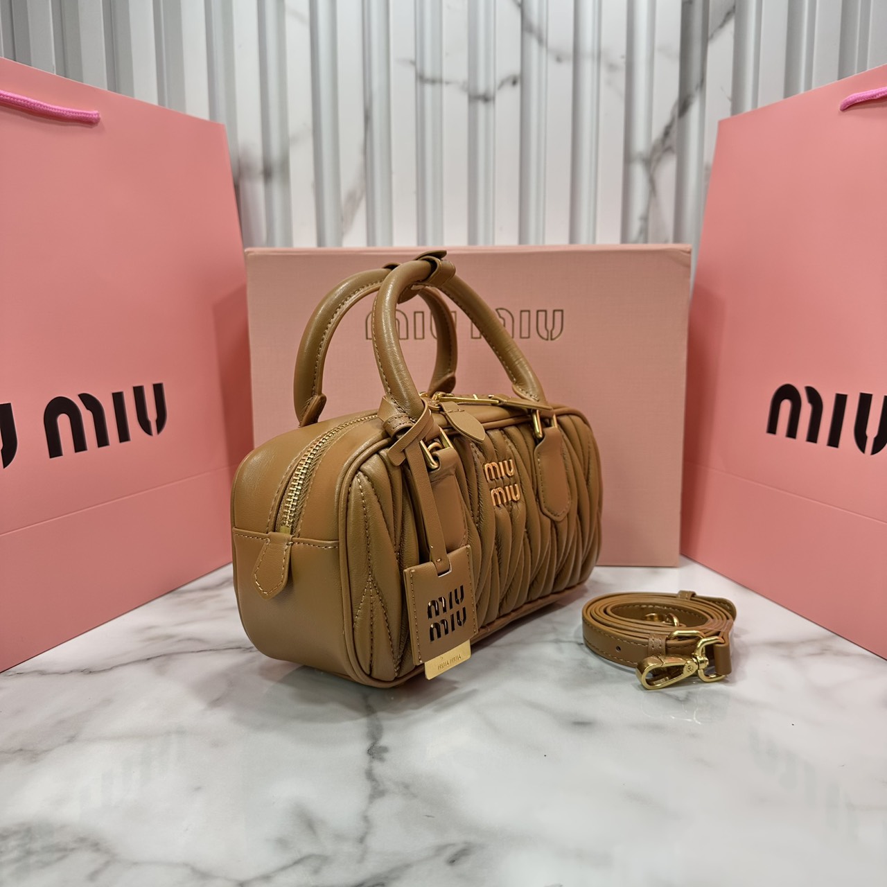 ORI หนังแท้ | MIU MIU Arcadie matelassé nappa leather bag Small 22cm กระเป๋าสะพายทรงโฮโบลุคลูกคุณหรูหราด้วยดีไซน์จับจีบนูนลวดลายสามมิติซับซ้อนเป็นเอกลักษณ์ น่ารักๆเก๋ๆ สวยดูแพง หูจับในตัวง่ายและสะดวกพกพา