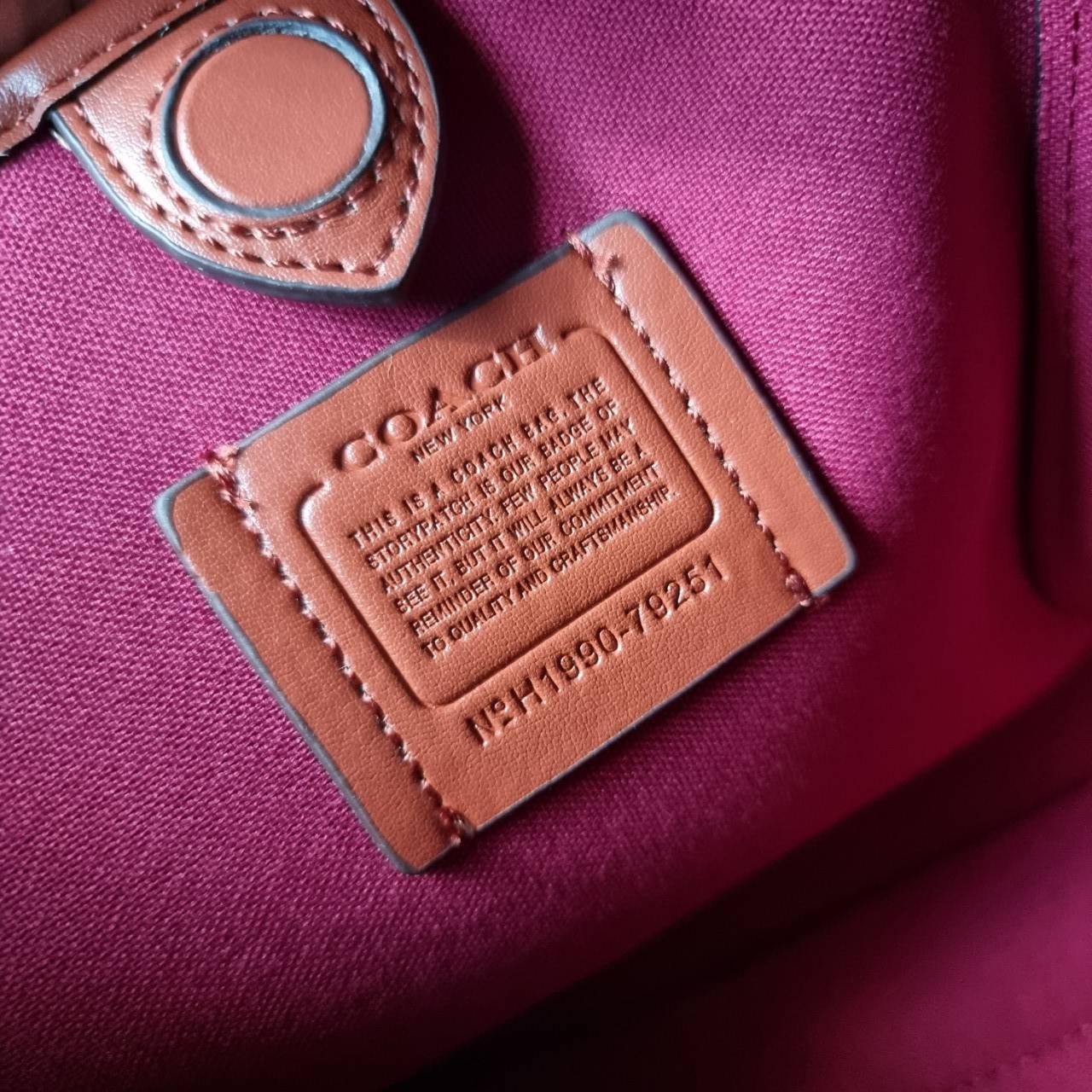 COACH 79251 HADLEY HOBO 21 IN SIGNATURE CANVAS ไอเท็มยอดนิยม คลาสสิคในทุกโอกาส กระเป๋าทรงโฮโบ ทรงสวยใช้งานได้ทุกลุค แมชท์ง่ายกับทุกสไตล์ วัสดุหนังแคนวาส ดีไซน์เอกลักษณ์ เปิด-ปิดด้วยกระดุมแม่เหล็ก มีตะขอล็อคที่ปากกระเป๋าเพื่อปรับทรงใช้งานได้ ภายในโล่งกว้าง