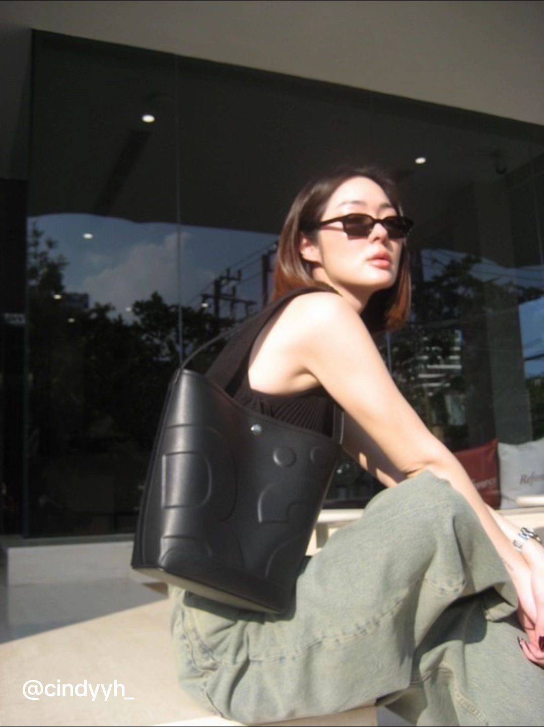 Rally The Bag Whisper กระเป๋าทรงบัคเก็ตงานหนังรุ่นใหม่ ฮอทติดลมบน มาแรงสะพายกันทั่วบ้านทั่วเมือง สายแบกสายขนห้ามพลาดจุของได้เยอะ รุ่นหนังผิวสัมผัสนิ่มมือ ทนทานและจุสิ่งของได้ครบครัน