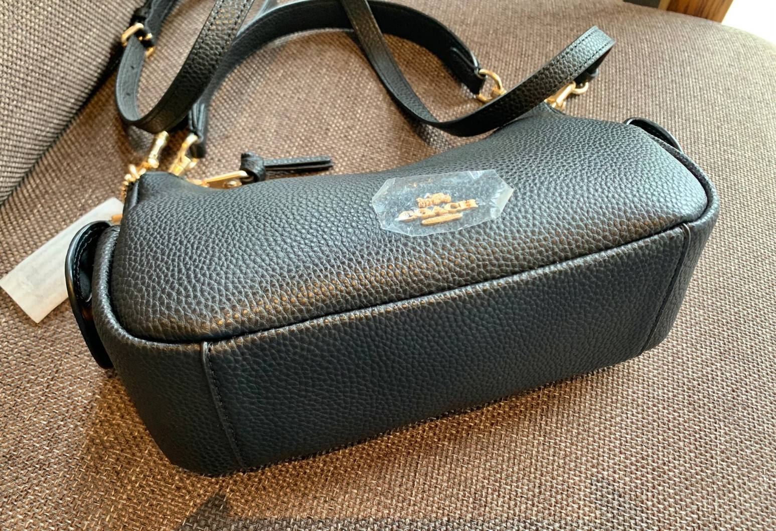 น้องออกใหม่ล่าสุดสวย หักใจไม่ลงเลยค่าา😘 COACH PENNIE SHOULDER BAG ((C7222)) พร้อมส่ง สีใหม่ล่าสุด ยังไม่มีในช๊อปไทยค่าา กระเป๋าหิ้ว//สะพายข้างได้ สุดคุ้ม! หนังแท้ชั้นดี ลายหนังสวย นิ่มมือดีมากๆค่ะ ปากกระเป๋าแบบซิปมีหนังห้อยเพิ่มความเก๋ ภายในกระเป๋