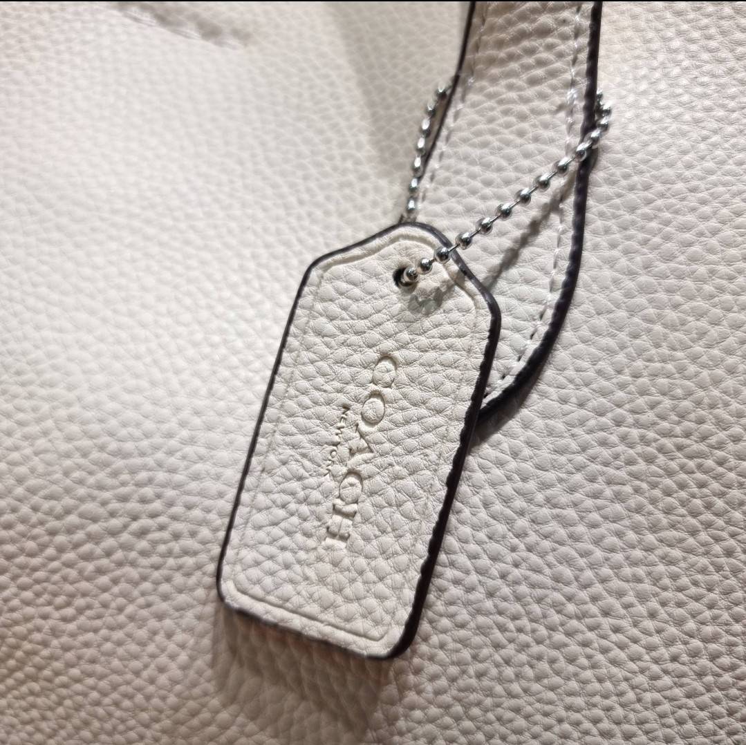 COACH HANNA CARRYALL IN SIGNATURE CANVAS / CH187 / CH195 / CH542 น้องใหม่ เรียบหรู ดูแพง กับกระเป๋าถือ/สะพายทรงสวย คงความคลาสสิค ดีไซน์ตกแต่งสายคาดจับจีบข้างกระเป๋าเพิ่มดีเทล มาพร้อมหูจับในตัว