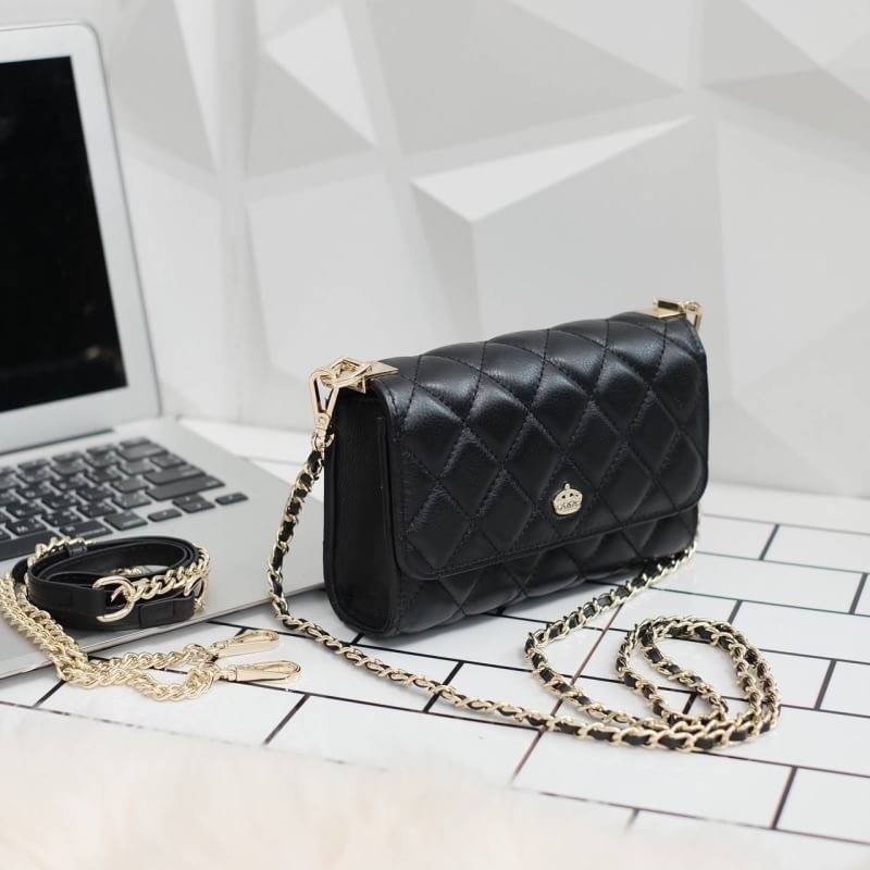 รุ่นขายดีที่สุด ** รอบใหม่ **หนังวัวแท้ สวย นิ่มมากๆค่า และ ปักลายตารางออกมาสวยมาก ** KEEP รุ่น Florence Flat bag ตัวกระเป๋าหนังแท้ นิ่ม-ตึง สุดๆ รุ่นนี้ จะมี 2 ขนาด คือ mini และ classic ไซด์