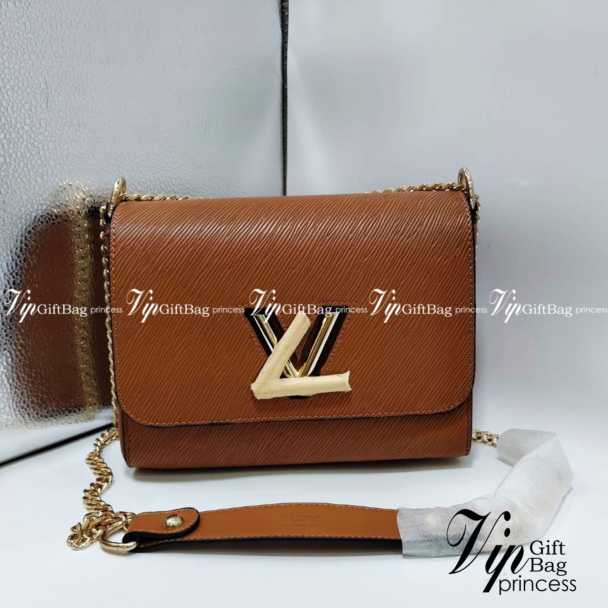 LV Twist MM Epi Leather Handbags หนัง Epi ลายเกรน ตัวล็อก LV Twist สีทองไอคอนิกช่วยเติมเต็มความสมบูรณ์แบบให้กับกระเป๋าได้อย่างลงตัว เหมาะสำหรับการใช้งานเป็น everyday bag หรือถือออกงานก็สวยเลยค่ะ
