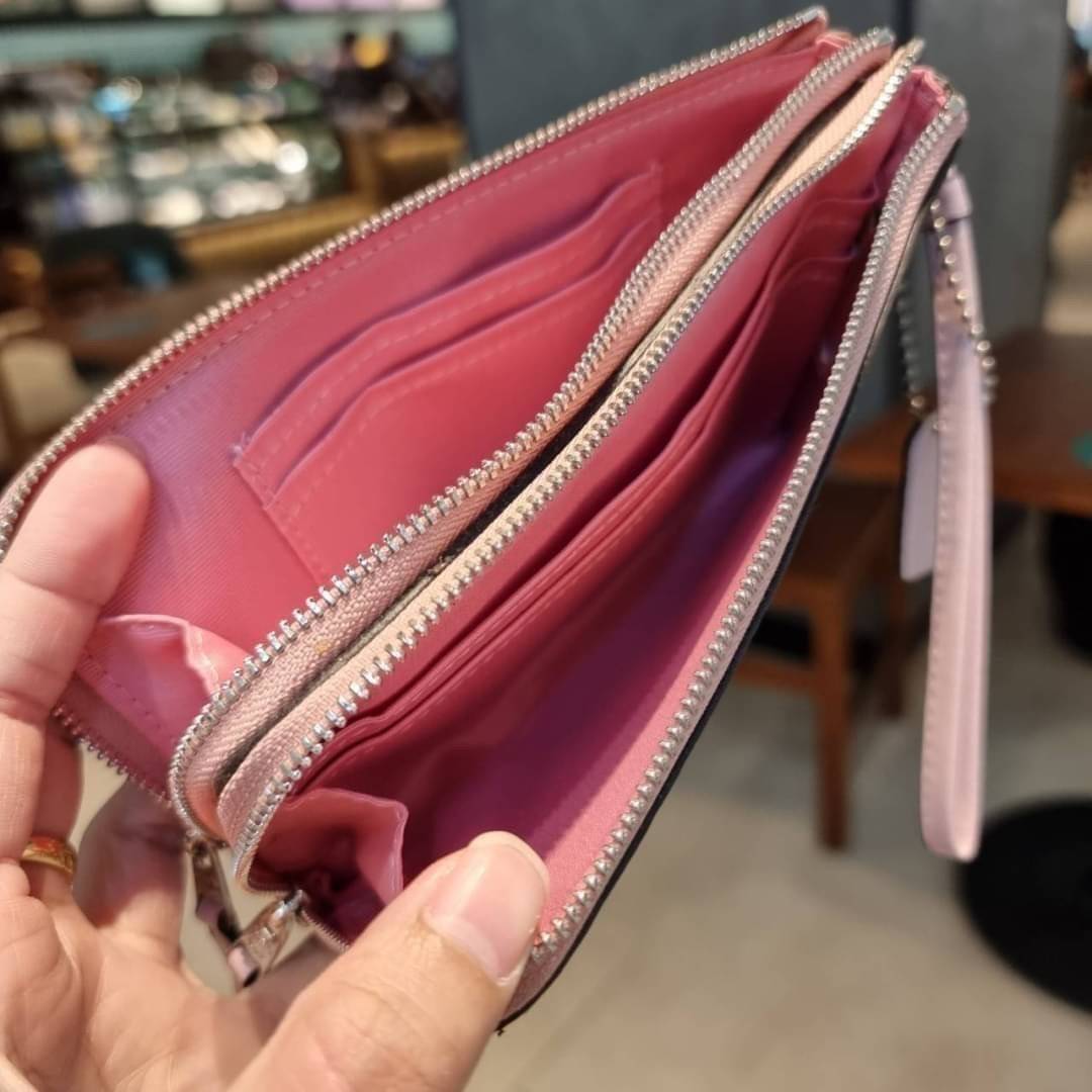 COACH F87591 DOUBLE CORNER ZIP WALLET IN SIGNATURE COATED CANVAS คล้องมือรุ่น 2 ซิป!! มาแล้วจ้า 🌟🤗 ไซส์นี้คือเหมาะมือจริงๆ พกง่ายเช่นเคย ไม่ต้องกังวลว่าจะเกะกะหรือกินพื้นที่กระเป๋าหลัก วัสดุหนังแคนวาสเคลือบลาย มีช่องหลักแยก 2 ช่อง ภายในบุผ