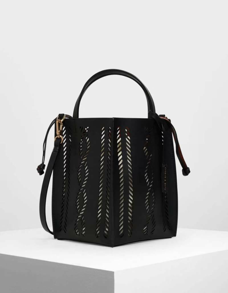 charleskeith Laser cut bucket bag กระเป๋าทรงเก๋ วัสดุหนังนิ่ม มาพร้อมกระเป๋าด้านใน มาพร้อมสายสะพายยาวปรับระดับได้ รุ่นนี้น่ารักมากค่ะ ห้ามพลาดเลยนะยูว์....