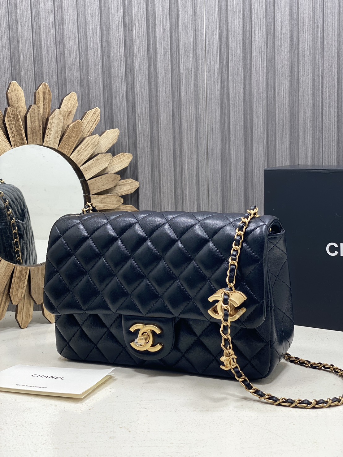 ORI หนังแท้ | Chanel Classic Flap Bag กระเป๋าสะพายรุ่นคลาสสิก สายประดับโลโก้สวยหรูอะไหล่สีทองสวยงาม