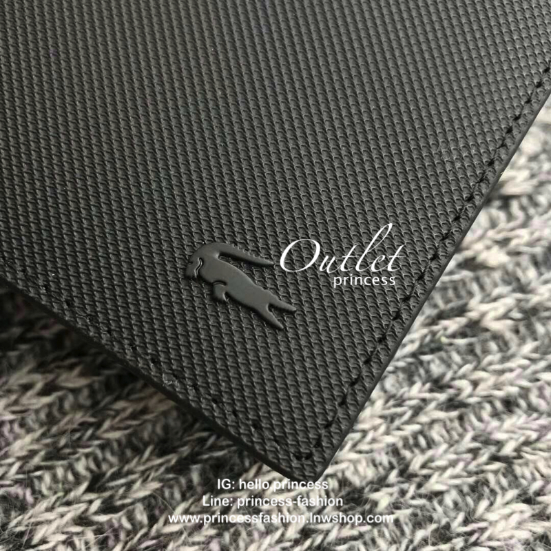 LACOSTE WALLET กระเป๋าสตางค์แบบพับ2ตอนสำหรับผู้ชาย มีช่องใส่บัตร ใส่ธนบัตรแยกเป็นสัดส่วน กระเป๋าสตางค์คุณภาพดีตามแบบฉบับของแบรนด์ มากล่อง ถุงกระดาษแบรนด์แบรนด์แข็งแรงสวยมากค่ะ ไม่ว่าจะใช้เองหรือเป็นของขวัญก็สุดคุ้มและน่าใช้ ห้ามพลาดเลยค่า