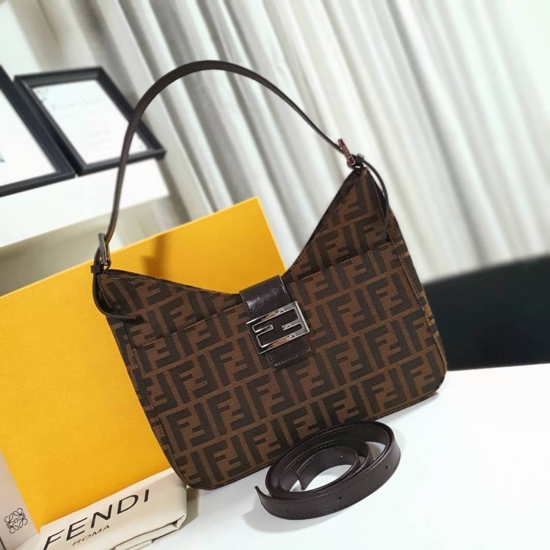 รุ่นใหม่แนะนำ!! FENDI BAGUETTE BROWN FABRIC BAG (GWP) พรีเมี่ยมกิ๊ฟ Limited Edition จาก FENDI วัสดุ CANVAS พิมพ์ลายแบรนด์ เปิดปิดด้วยฝาปิดกระดุมแม่เหล็ก ภายในมีช่องใส่ของแยกสองช่องใหญ่ พร้อมช่องซิปอีกช่อง สามารถใส่กระเป๋าสตางค์ยาว iphone เงิน ของจุกจิกได้