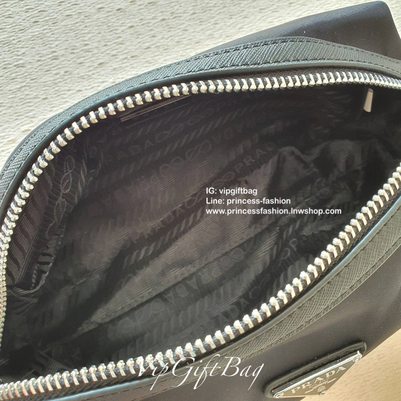 PRADA DUO SET CROSSBODY" ซื้อ 1 ได้ถึง 2 ใบ คุ้มมากค่ะ วัสดุทำจากผ้า Nylon อย่างหนา ใบใหญ่ มีสายหนังปรับได้3ระดับ เปิดปิดด้วยซิปภายในบุผ้าลายแบรนด์อย่างดี มีป้ายโลกะแบรนด์ ใส่กระเป๋าสตางค์ยาว มือถือ เครื่องสำอางค์ ได้สบายคะ ขนาดกะทัดรัด ไม่ใหญ่ไม่เล็