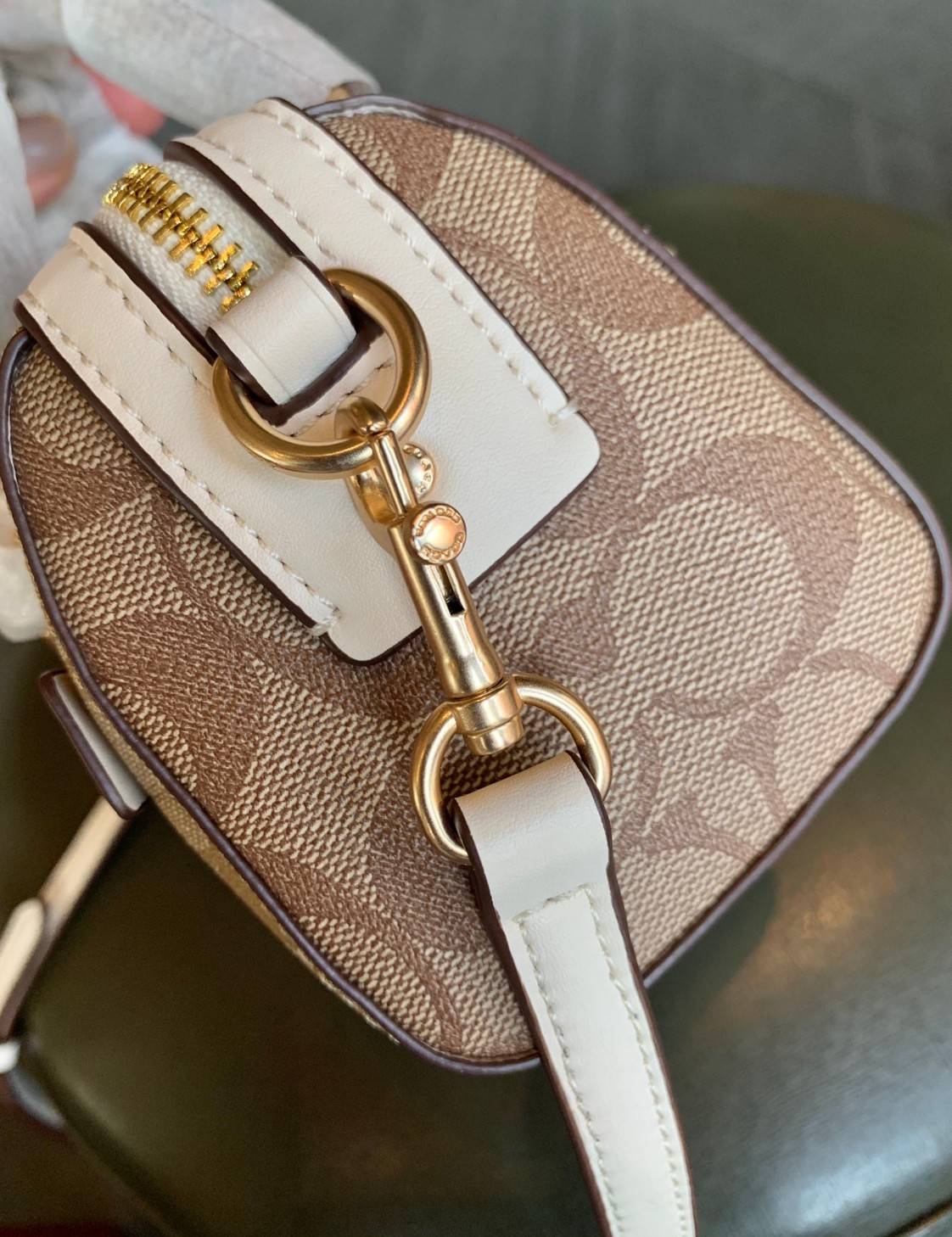 จิ๋วแต่แจ๋วไปเลยค่าา😘 COACH MICRO ROWAN CROSSBODY ((2300)) MINI พร้อมส่ง! บอกเลยสาวๆห้ามพลาด ใบจริงสวยมากๆค่ะ! กระเป๋าขนาดมินิๆ หนังCanvas ผสมหนังบายหูตรงหูหิ้วได้ลงตัวสวยวามมากๆเลยค่ะ//ด้านหน้ามีช่องซิปเล็กใส่เหรียญ เปิดปิดช่องหลักแบบซิป ภายในใส่