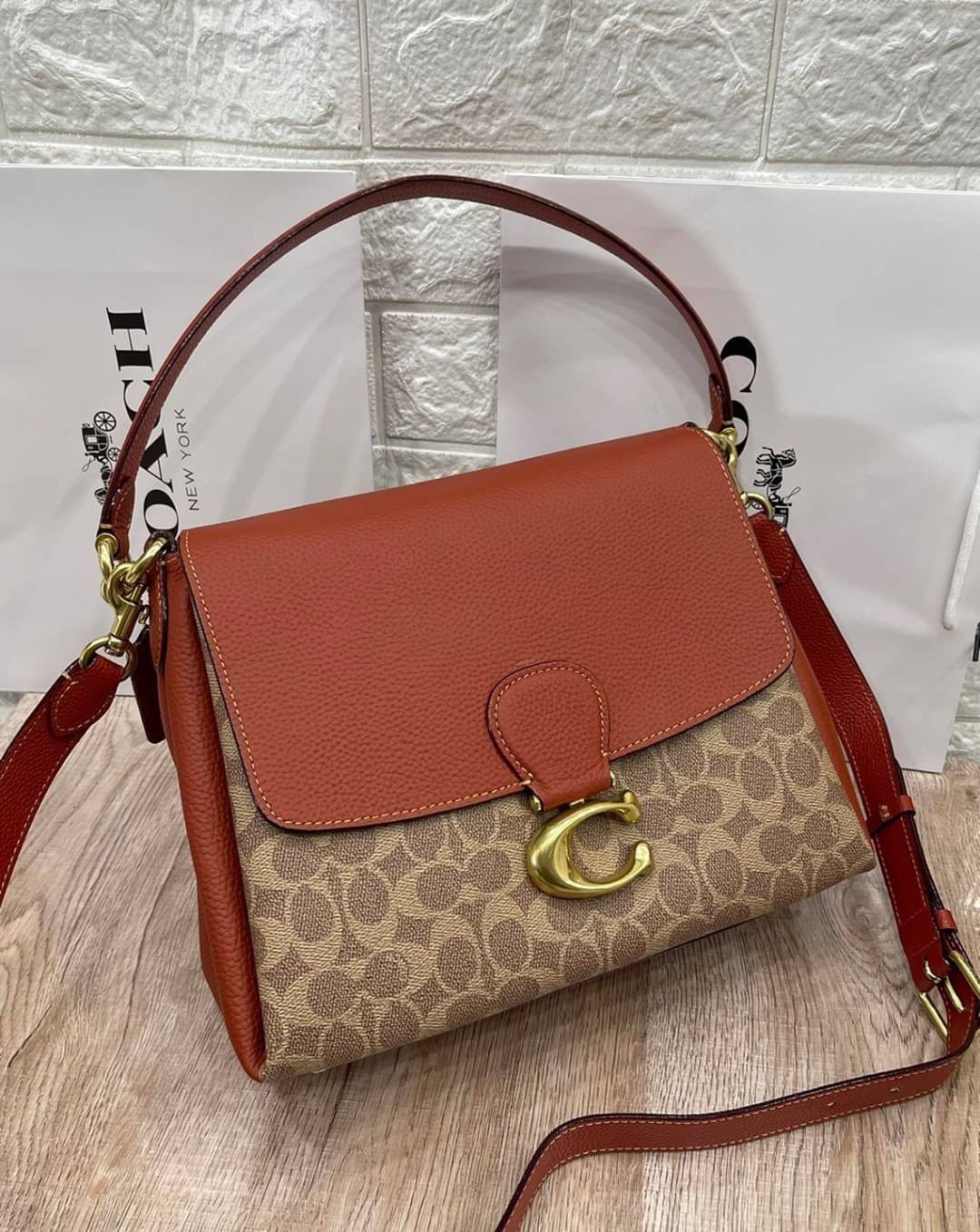 OUTLET 】COACH Logo-Plaque Leather Tote Bag พร้อมส่งที่ไทย Tan-brown leather logo-plaque leather tote bag from Coach featuring gold-tone hardware, abstract pattern print, logo plaque and single top handle.