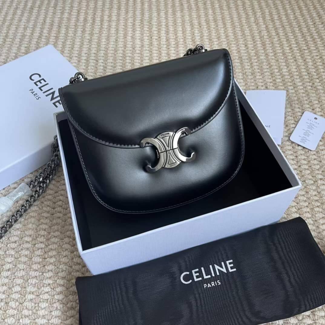 CELINE TEEN BESACE TRIOMPHE IN SHINY กระเป๋าสะพายคาดลำตัวรุ่นนี้นับว่าเป็นกระเป๋าอีกหนึ่งรุ่นในซีรีส์ Triomphe ที่ได้รับความนิยมอย่างมาก ด้วยรูปร่างทรงโค้งมนมีความคลาสสิกตามแบบฉบับแบรนด์