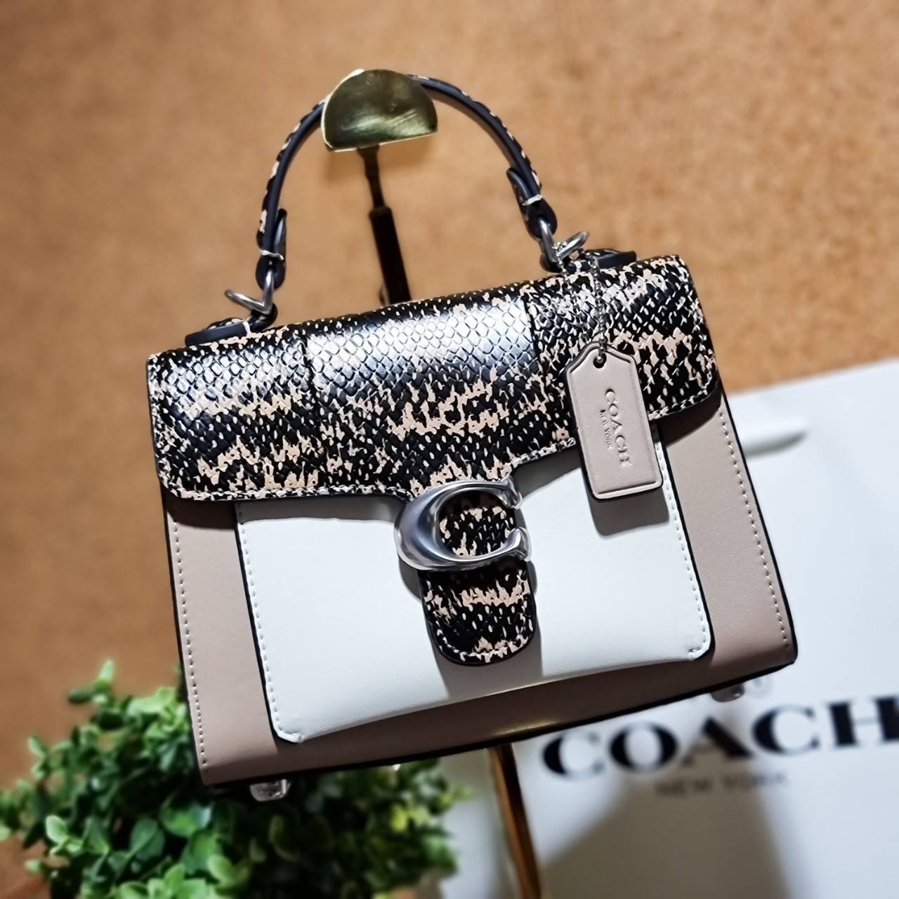 OUTLET 】COACH TABBY TOP HANDLE 20 LEATHER BAG หรูหรามากๆค่ะ สินค้าแนะนำ!! กระเป๋าถือ//สะพายข้างได้ วัสดุหนังแท้อย่างดี หนึ่งใบทำหนัง2แบบได้อย่างลงตัว สวยงาม มีอะไหล่ตัวC ใหญ่ด้านหน้าโดดเด่นหรูมากๆค่ะ 🔺เปิดปิดแบบกดล็อค ภายในมี2ช่องสำหรับใส่ของ สามา
