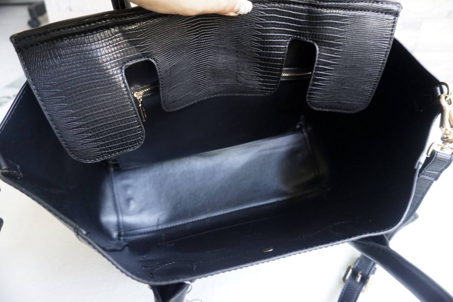 CHARLES & KEITH OVERSIZED TOP HANDLE BAG (Black) กระเป๋าถือใบใหญ่หนังเรียบสวยหรู กระเป๋าถือพร้อมสายสะพายไหล่ ปรับสายได้ค่ะ ด้านหน้ามีช่องเก็บของออกแบบเหมือนเข็มขัด เปิดปิดกระเป๋าด้วยกระดุมแม่เหล็ก อะไหล่สีทอง มีหมุดรองฐานกระเป๋า ด้านในมีช่องซิป 1 ช่อง