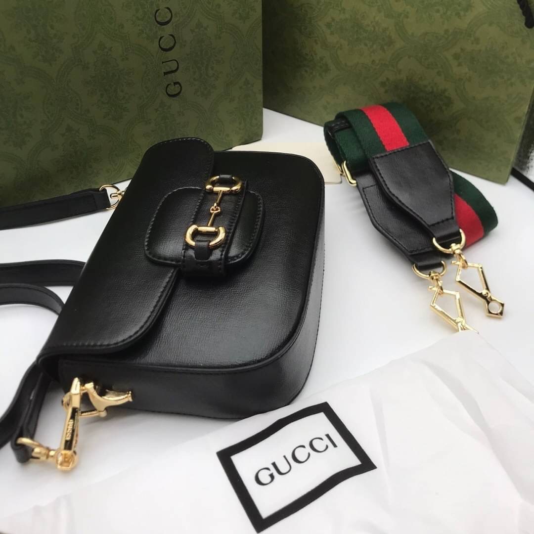 VIP GIFT 】หนังแท้ GUCCI Gucci Horsebit 1955 mini bag ที่สุดของรุ่นที่ฮอตหนักมาก คอลเลคชั่นที่ยอดขายดีตั้งแต่วันแรกที่ลง shop ด้วยรูปทรงที่กะทัดรัด ตอบโจทย์ได้ทุกลุค ทุกไลฟ์สไตล์ ใช้งานได้ง่ายคล่องตัว เรียกได้ว่าใครไม่มีได้ยังไง สวยขนาดนี้!!