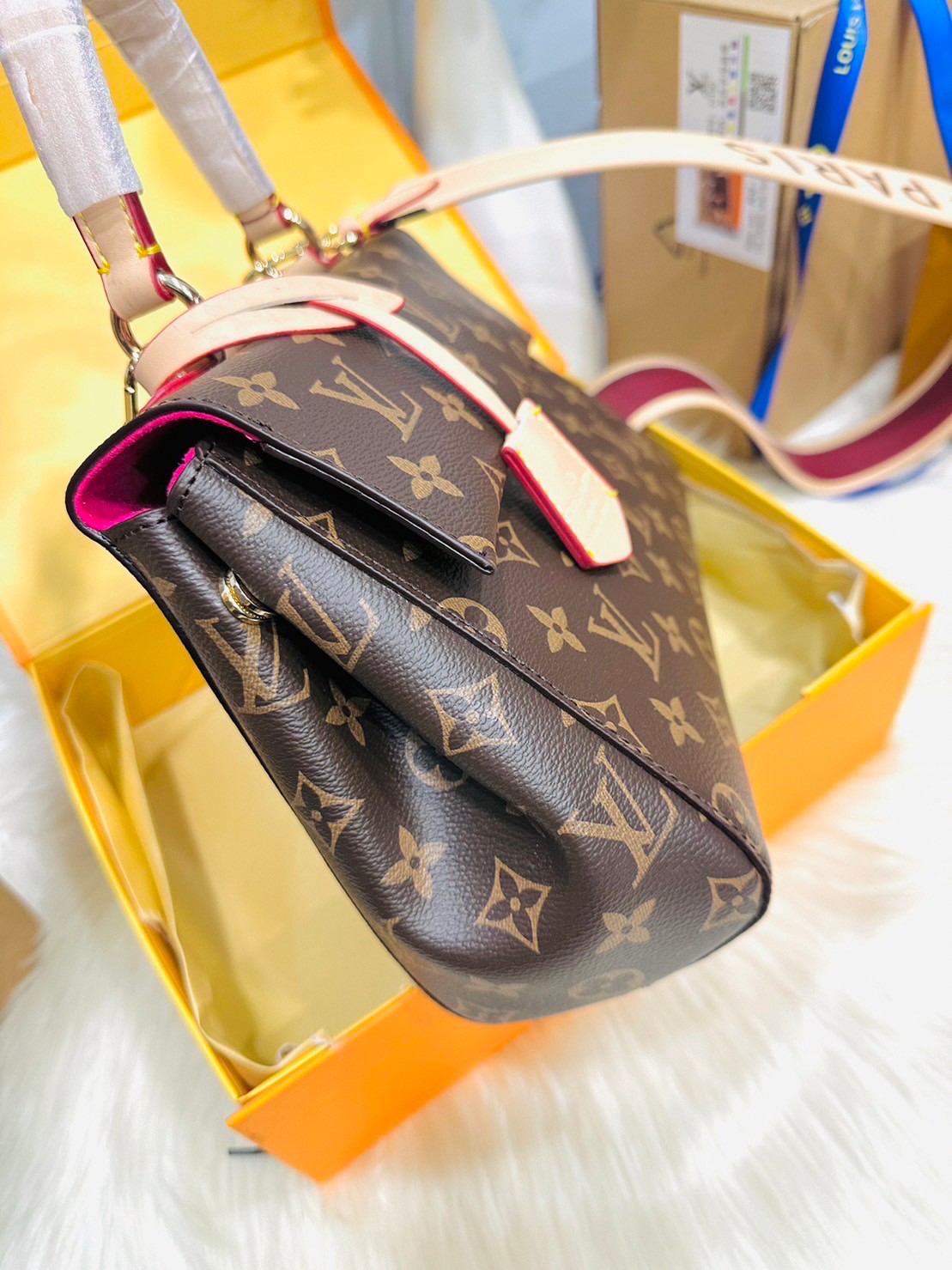 LV Cluny BB Monogram / LV Bag พร้อมส่ง กระเป๋าสะพายลายโมโนแกรมเปิดหน้า เป็นอีกรุ่นที่ขายดีมากเพราะใช้งานง่าย งานปั้มสวยเป๊ะปังตามรูป