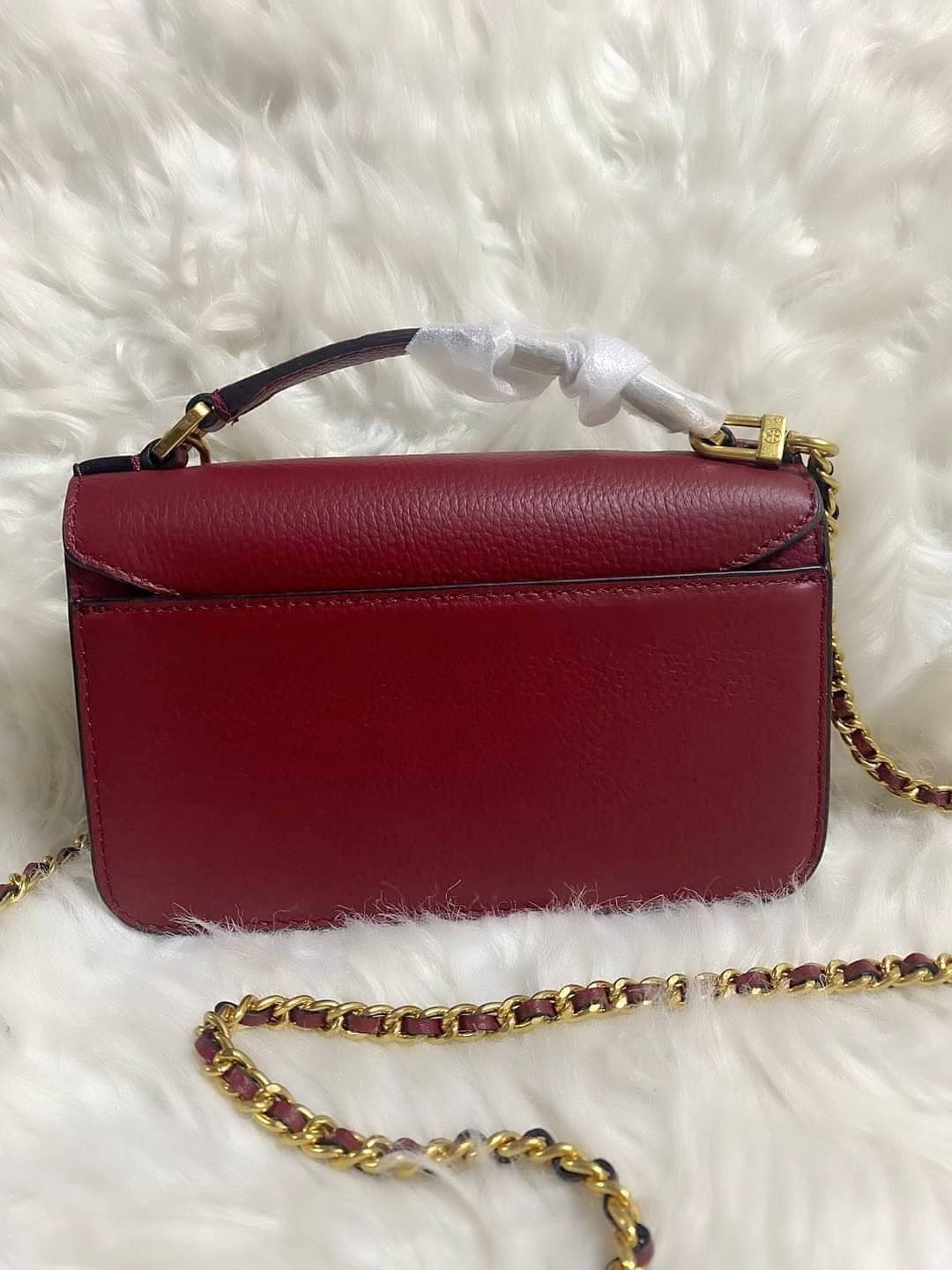 TORY BURCH BRITTEN MINI TOP HANDLE BAG พร้อมส่งที่ไทย กระเป๋าสะพาย Crossbody วัสดุหนังวัวแท้ การออกแบบเรียบง่าย ยังคงความหรูหราเอาไว้ มาพร้อมสายยาวโซ่อะไหล่ทองสลับหนัง ถอดออกได้ ตอบสนองการใช้งานได้ดี มีหูหิ้วด้านบนสามารถใช้งานได้ในหลายโอกาสค่ะ