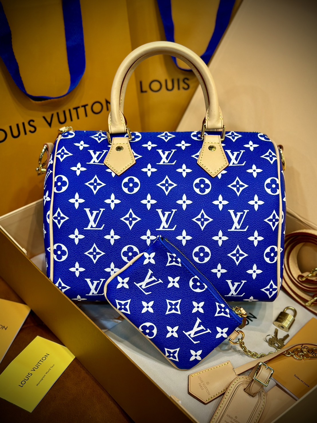 LV Speedy P9 Bandoulière 25 กระเป๋าสะพายสปีดี้รุ่นใหม่หรูหรา กระเป๋าทรงหมอนท็อปฮิตดีไซน์ใหม่ต้อนรับฤดูร้อน โดดเด่นด้วยการตกแต่งลายพิมพ์สดใส รูปทรงสวยตลอดกาล