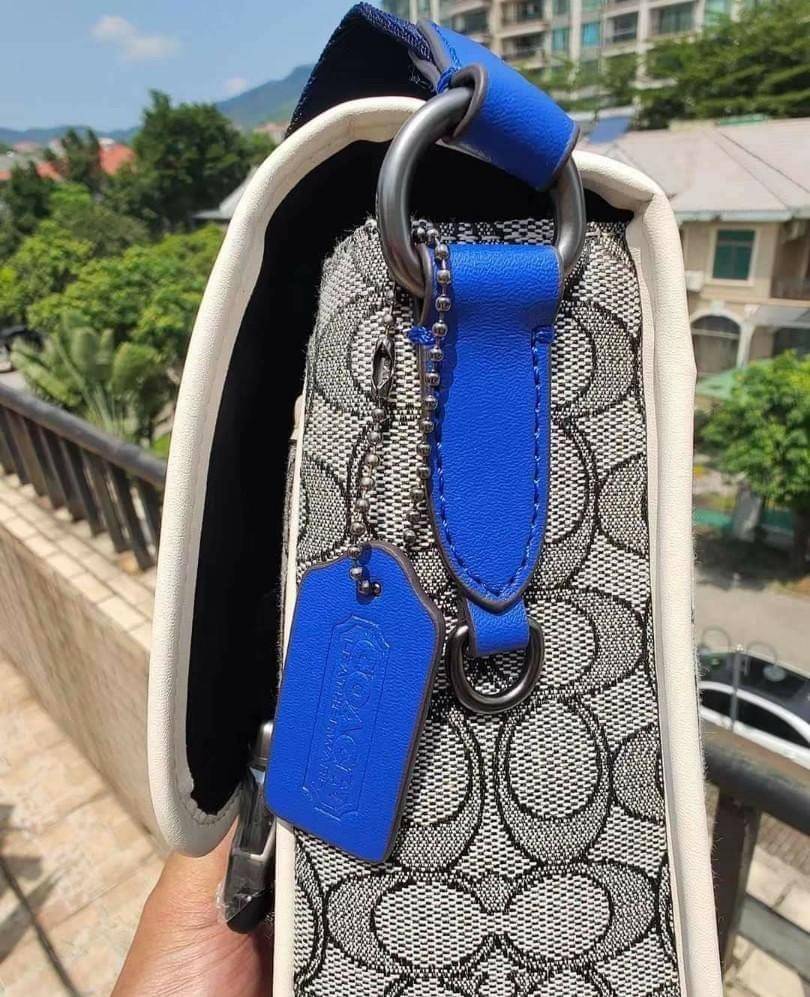 Coach C9158 League Messenger Bag Crossbody Sling Bag ใหม่ล่าสุด คอลที่หนุ่มๆก็ต้องใจละลายไม่แพ้สาวๆ กับกระเป๋าสะพายทรงแมสเซนเจอร์ ดีไซน์ทรงคลาสสิคใช้งานง่าย ดีเทลน้อยแต่มาก!! ดูดีดูแพงเกินเบอร์ไปเลย ภายในเป็นช่องโล่ง มีช่องแยก แบ่งสัดส่วนได้ดีมากๆ มาพร้อม