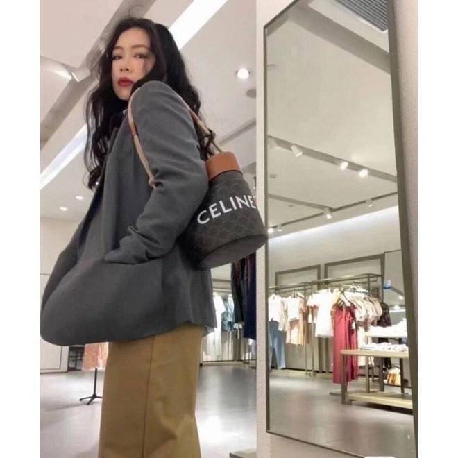 Celine Bucket Bag Canvas Original สำหรับ Collection นี้สะดุดตาด้วยหูสะพายที่มีความแข็งแรงถึงแม้จะใส่ของหนักก็ตาม สะท้อนความวินเทจผสมผสานดีไซน์กระเป๋าที่ทันสมัย ตอบโจทย์สาวหัวสมัยใหม่ที่เบื่อดีไซน์กระเป๋าสี่เหลี่ยมทรงเดิม ๆ แต่ก็ต้องการกระเป๋าที่มีดีไซน์สว