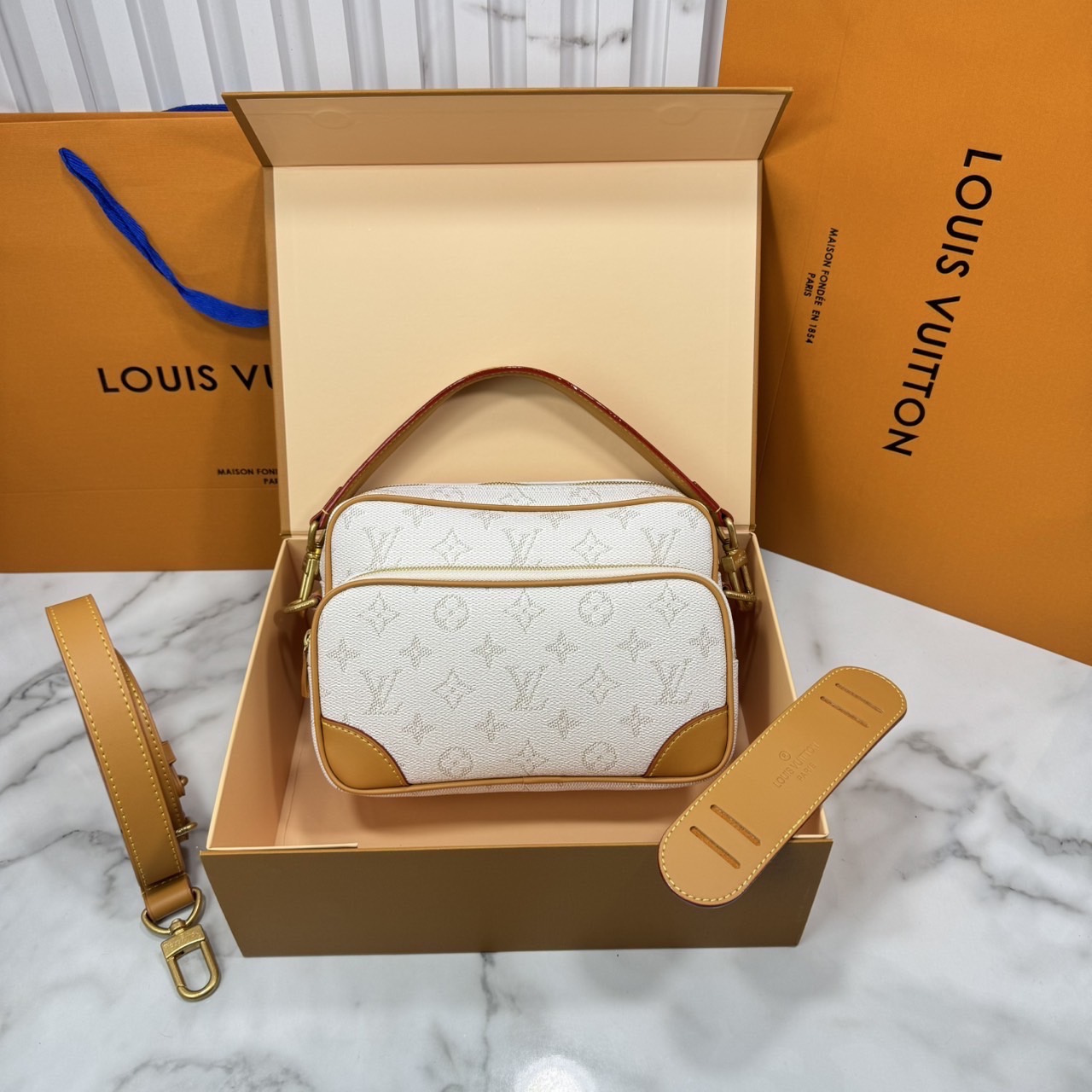 ORI หนังแท้ | LV Nil Messenger Bag / Nil D16 / Nil G71 กระเป๋าสะพายทรงแมสเซ็นเจอร์ พร้อมพอคเก็ตซิปหน้า และหูจับถอดได้ ถือเป็นคลัทเท่ๆ ได้เลย มาพร้อมรองบ่า/สายสะพายถอดได้ สะดวกใช้งาน