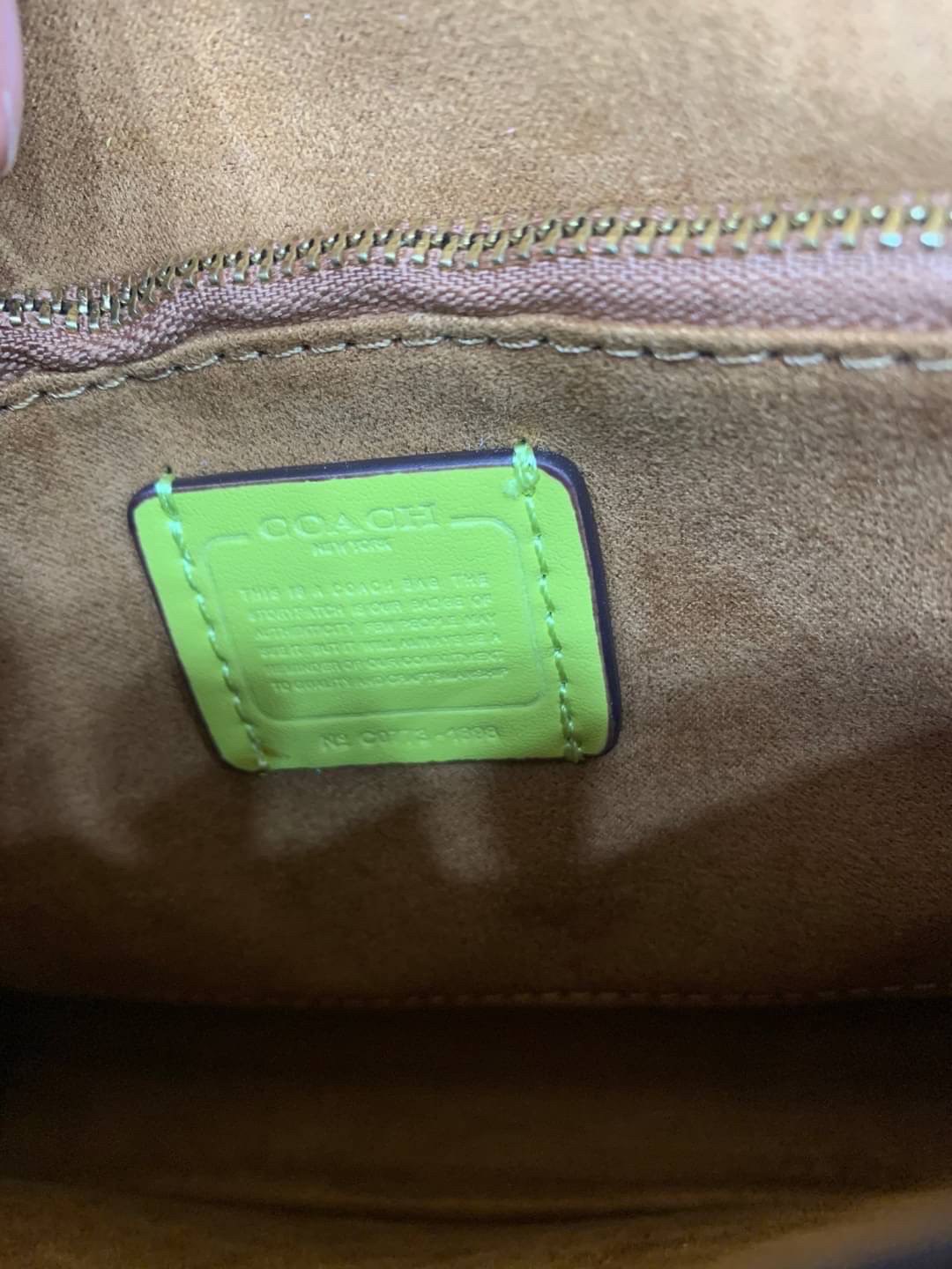 COACH TABBY TOP HANDLE 20 พร้อมส่งที่ไทยค่ะ! กระเป๋าหิ้ว//สะพายข้างได้ หนังแท้อย่างดี กหนึ่งใบทำหนังสองลายได้อย่างสวยงาม พร้อมโลโก้รุ่นใหม่ล่าสุดดูดีมากๆค่ะ เปิดปิดกระเป๋าแบบกดล็อค ภายในมีช่องหลักสองช่อง ใส่มือถือได้ทุกรุ่น;กระเป๋าเงินใบกลางได้;ของจำเป็นจ