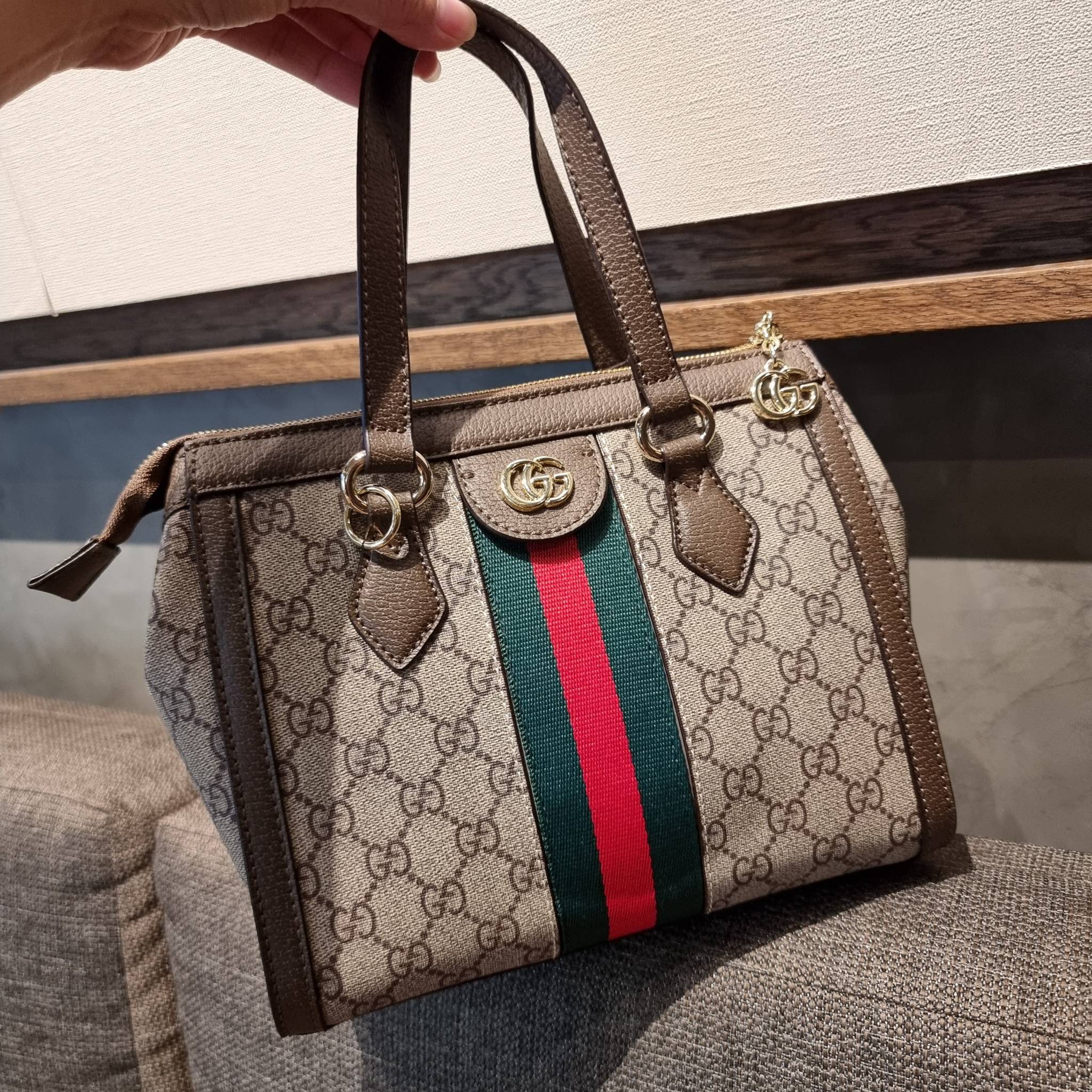 GUCCI Ophidia Small GG Tote Bag GC CLASSIC SMALL TOTE BAG WITH GWP กระเป๋าถือ/สะพาย อีกรุ่นหายาก ที่คงความสวยคลาสสิค และเรียบหรู วัสดุหนังแคนวาส ดีไซน์แถบคาดโดดเด่น รูปทรงสวยน่าใช้มากๆ สะพายขับผิว เปิด-ปิดกระเป๋าด้วยซิป หัวซิปตัว G อะไหล่สีทอง ภายในโล่งกว