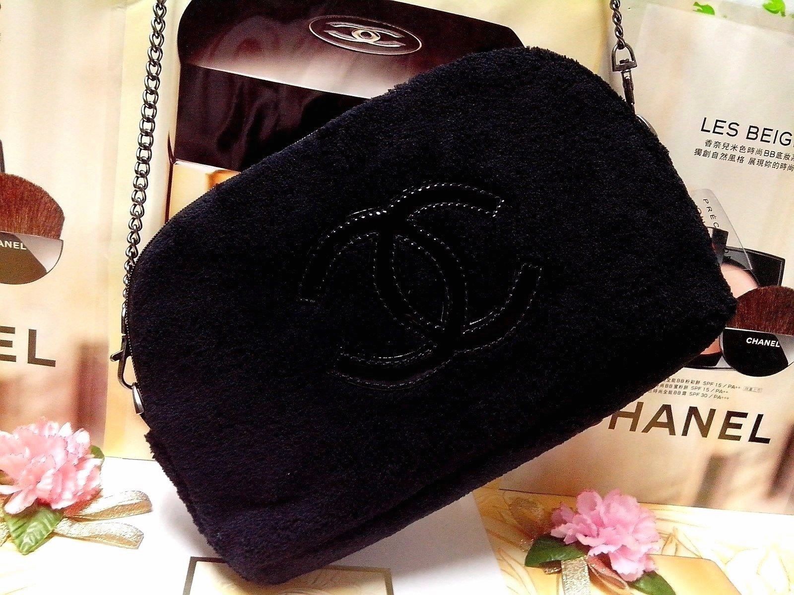 Chanel beauty VIP gift bag CC Patent Pouch กระเป่าสะพายผ้าขนสัตว์วูฟนุ่ม โลโก้ดำ สายถอดและปรับได้ หัวซิปปั้มโลโก้แบรนด์ มาพร้อมสายยาว ถอดสายได้ จะถือเป็นคลัทช์ก็สวย หรือใช้เป็นกระเป๋า Crossbody ใส่โทรศัพท์ตระกูล Plus ทั้งกระเป๋าสตางค์ได้สบายค่ะ