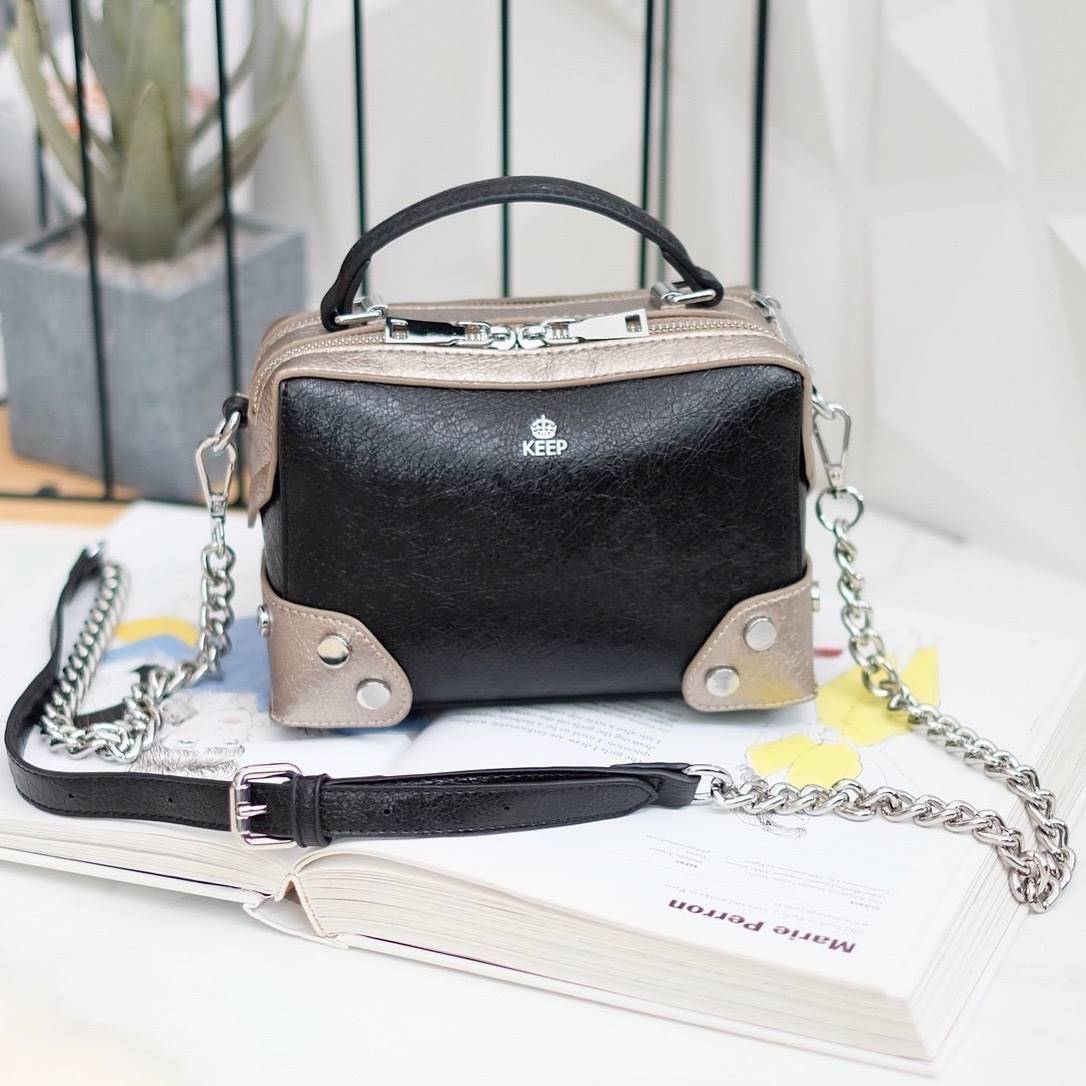 💘 New in KEEP ' Baleny' กระเป๋าทรงหมอนที่ดีไซน์ออกมาสุด Chic สวยแบบไม่จำเจ ขนาดมินิกะลังดี หนัง ลายเอกลักษณ์ ตัดกับอะไหล่เงินได้ ลุคคูลๆ แต่งชุดไหนก้อ แมทช์แน่นอนค่า ปากกระเป๋ามีช่องซิป 2 ด้านแบ่งเก็บของได้สะดวกมากมีซิปปิดอย่างดี หางซิป 