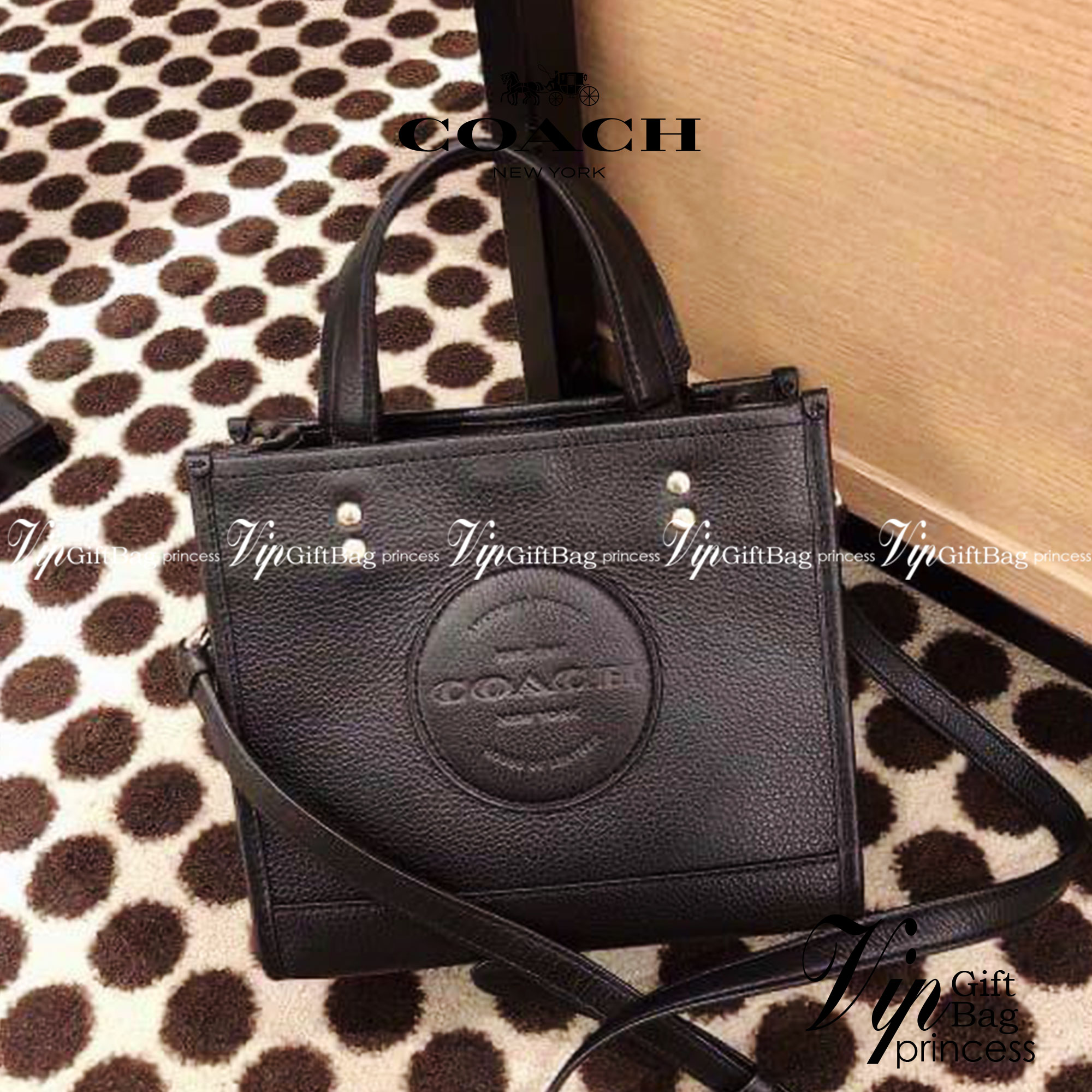 ใหม่ล่าสุด อดใจยังไงไหว COACH Dempsey Field Tote 22 C5268 โทนสีขาวล้วน ดำล้วน สุดคลาสสิก พร้อมส่งความสวยที่ไทยค่ะ! กระเป๋าทรง Tote ขนาดพอเหมาะลำตัว พกพาง่ายสะดวกได้กับทุกๆวัน ด้านหน้าปั้มโลโก้แบรนด์ตัวใหญ่สวยค่ะ;เปิดปิดกระเป๋าแบบกระดุมแม่เหล็ก ภายในใส่กระ