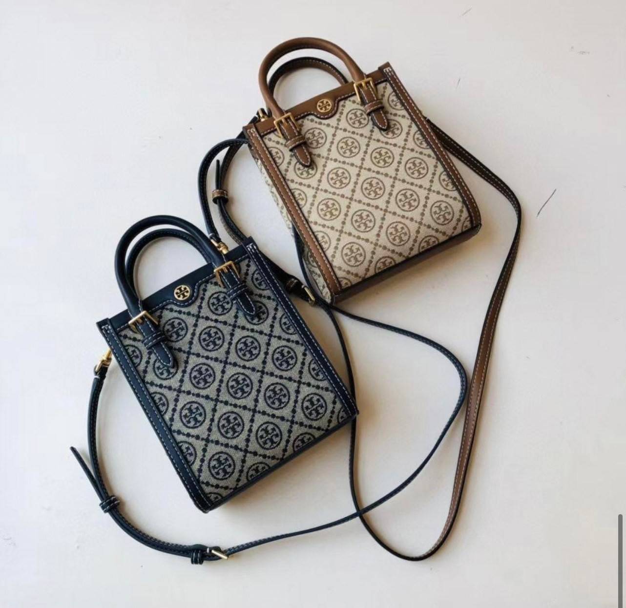 Tory burch t monogram jacquard mini tote ลวดลายT monogram ด้วยโลโก้สุดไอคอนนิคของแบรนด์ โดดเด่นด้วยกราฟฟิคและดีไซน์ ออกมาในหลายรูปแบบหลายคอลเลคชั่น แต่ละคอลเลคชั่นสวยหรูไม่แพ้กัน ทรงมินิโท้ท ขนาดกำลังดี ใช้งานง่าย ก็เป็นอีกหนึ่งรุ่นที่ทันยุคทันสมัยที่สาวๆ