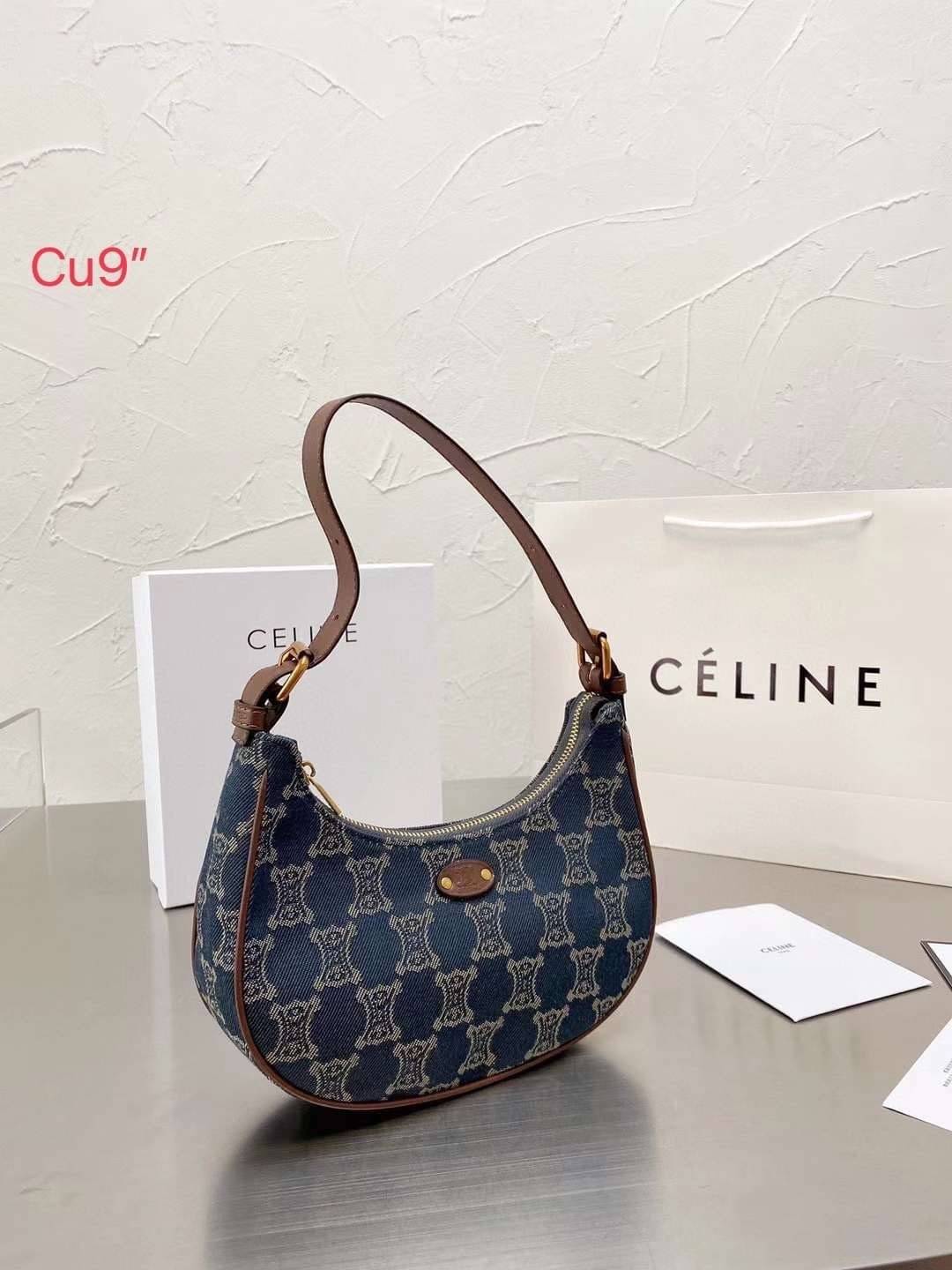 CELINE Ava handbag Blue in Denim / Celine Denim Ava Monogram Bag / Celine Paris Macadam shoulder bag กระเป๋าคล้องไหล่ซีลีนรุ่นใหม่ ตัวกระเป๋าทำจากผ้ายีนส์(ผ้าฝ้ายคุณภาพดี) ใช้งานทน สายสะพายหนัง ด้านในกว้างขวางใส่ของได้เยอะ ทรงนี้นิยมสุดๆ งานสวยมากกกก ก.ล้