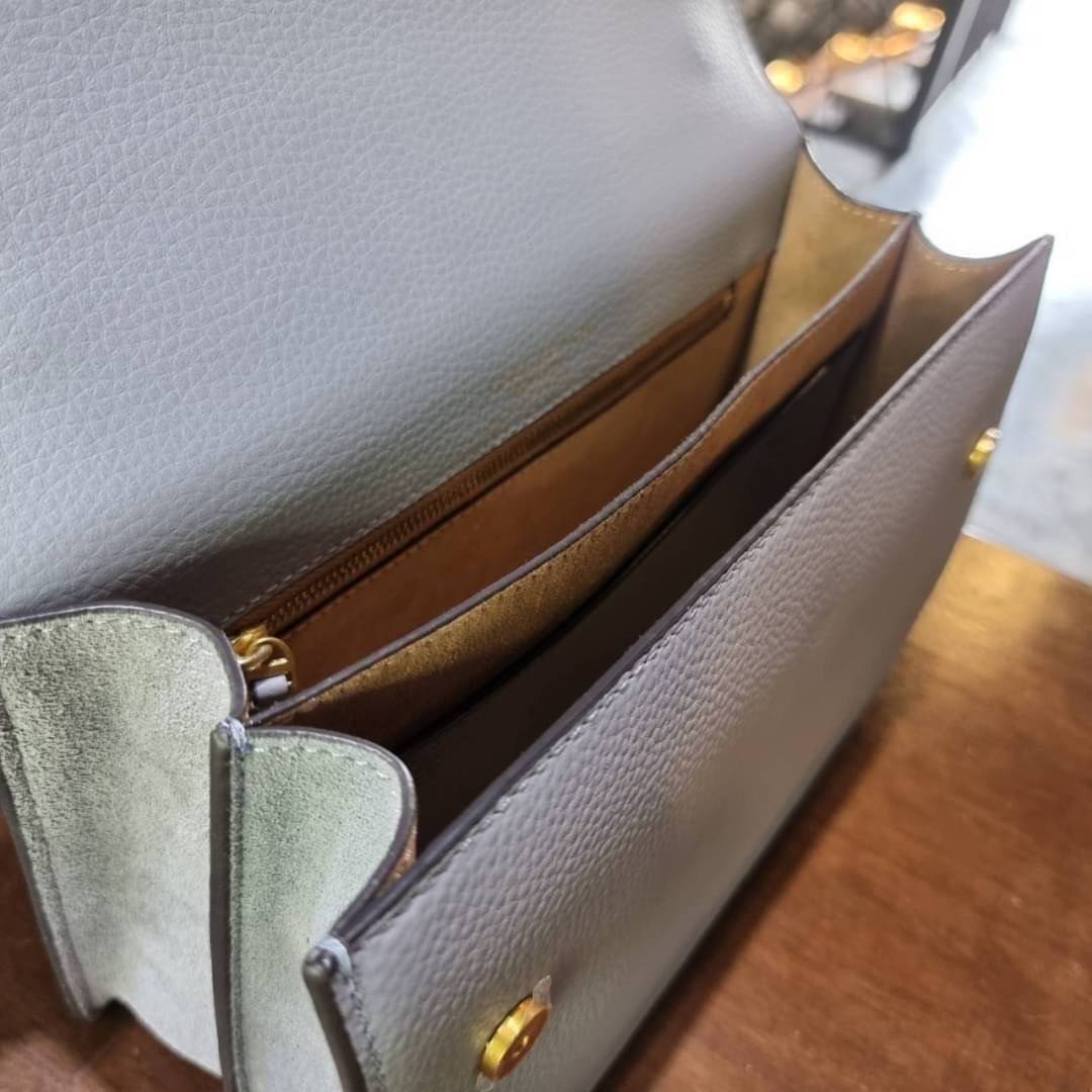 TORY BURCH MILLER SHOULDER BAG รุ่นยอดนิยม รุ่นหายาก รุ่นที่สาวๆตามหา ใบนี้เลย!! สวยหรู ผู้ดีทุกสี กระเป๋าสะพายไหล่ ดีไซน์อยู่ทรง คลาสสิคแฝงความหรูด้วยโลโก้สีทองอร่ามโดดเด่น วัสดุหนัง pepble สลับหนังวัวแท้ เปิด-ปิดด้วยกระดุมแม่เหล็ก ภายในโล่งกว้างมาก แบ่ง