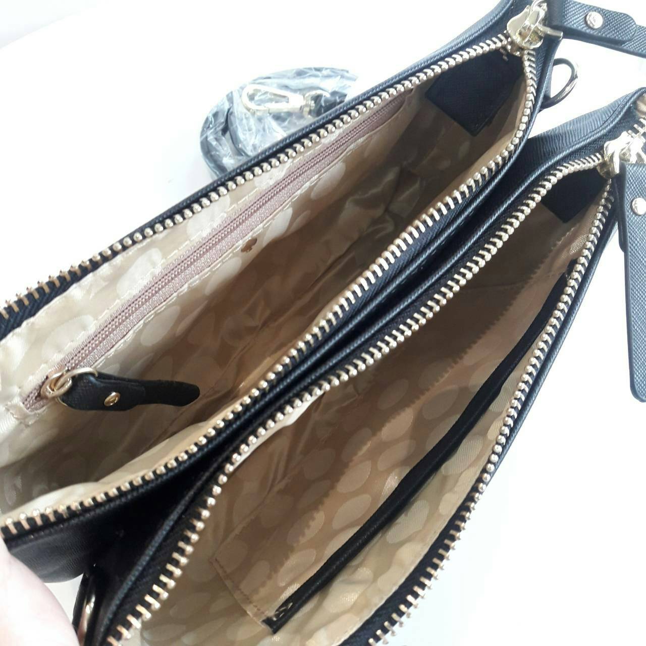 Kate Spade 2 zips crossbody bagกระเป๋าสะพายครอสบอดี้ **ทรงน่ารัก เปิดปิดกระเป๋าด้วยซิป2ช่อง ด้านในมีช่องซิป อีกด้านมีช่องใส่ของ หนังนื่ม นุ่มมือ สายสะพายเลื่อนปรับระดับได้ สามารถใส่กปต.ยาว ได้พอดีน้าา บอกเลยว่า เริ่ดมากจริงๆ คุ้มค่าราคาที่สุดค้าาา