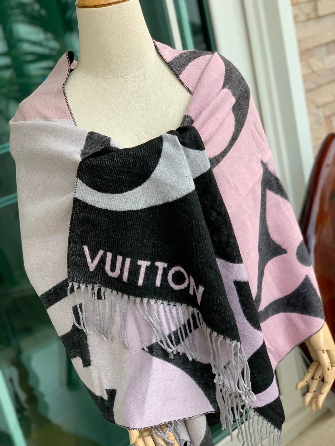 Louis Vuitton Women’s Scarves Accessories อีกหนึ่งแบรนด์ดังจากปารีส ด้วยงานพรีเมี่ยมกิ้ฟสีพาสเทล เพื่อส่งมอบความรู้สึกดีๆให้กับคนที่คุณรัก ในรูปแบบผ้าพันคอและผ้าคุมไหล่ผืนใหญ่ให้ความอบอุ่น ถักทอด้วยผ้าcashmere ผ้าเนื้อดี สัมผัสนุ่มมือ ทอลายในตัว สีและลายค