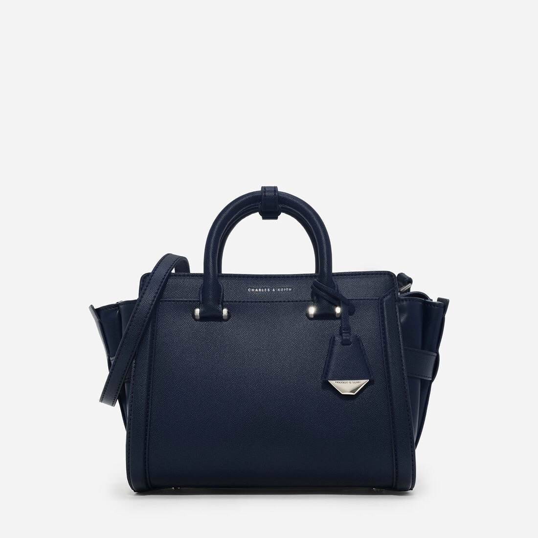 คาเวียร์อะไหล่เงิน DON'T MISS! BEST SELLER! CHARLES & KEITH STRUCTURED TRAPEZE BAG 2018 กระเป๋าถือหรือสะพายรุ่นยอดนิยมดีไซน์สวยหรูวัสดุหนังคาเวียร์อยู่ทรงด้านข้างเเต่งหนังช่องตัดดูมีดีเทล ด้านหน้าสกรีนโลโก้ ด้านหลังมีช่องซิป เปิดปิดด้วยซิปหัวซิปปั้มโ