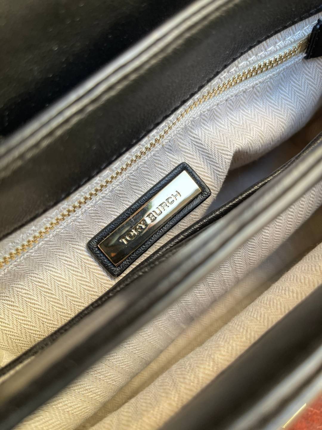 TORY BURCH Kira Chevron Top-handle Satchel กระเป๋าหนังแกะ สัมผัสนุ่มควบคู่กับดีไซน์อันเป็นเอกลักษณ์ กระเป๋าถือทรงสวยที่มีดีไซน์อันเป็นเอกลักษณ์ไม่เหมือนกับที่ไหน ด้วยการตัดเย็บหนังแกะแสนนุ่มแบบลายบุสองชั้น เพิ่มมูลค่าด้วยสายสะพายที่ทำจากโลหะสีทอง อีกทั้งย