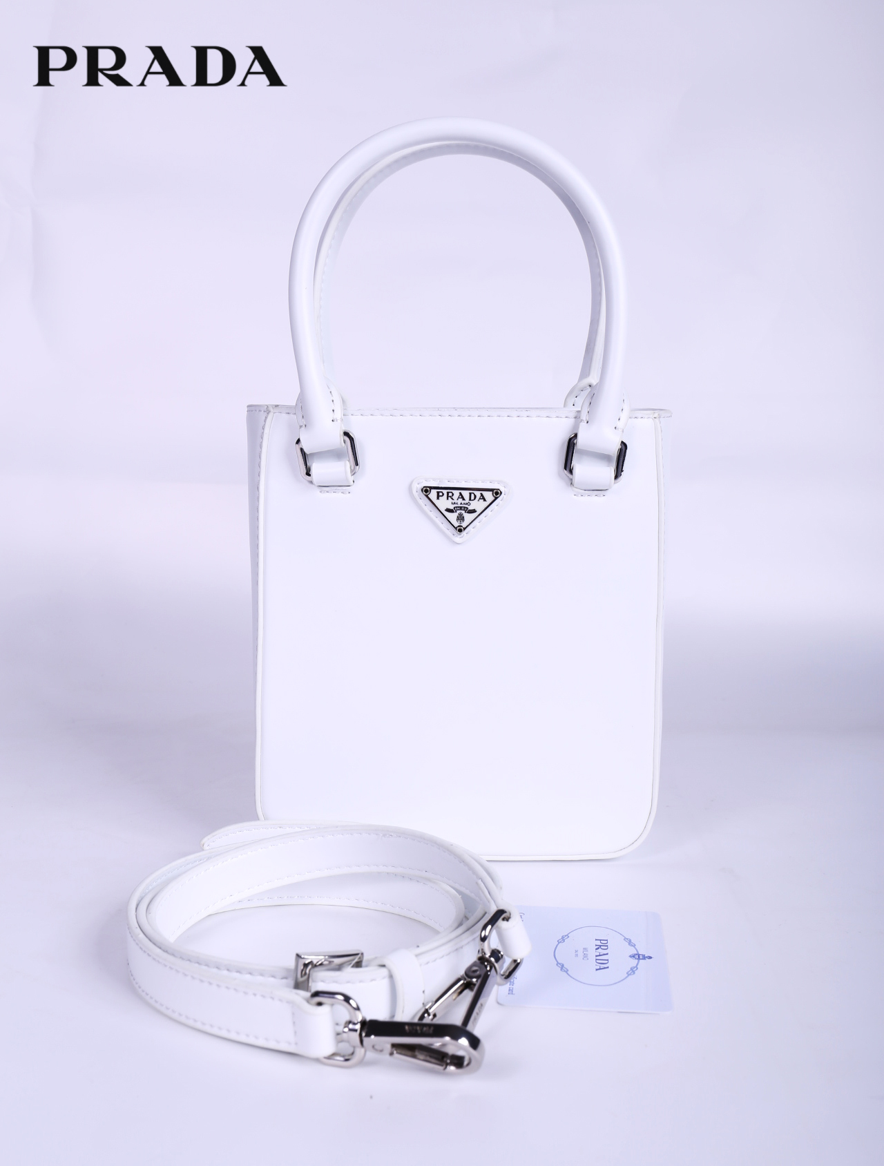 PRADA Small brushed leather tote กระเป๋าTote ขนาดเล็กที่มีดีไซน์ทรงเหลี่ยมโฉบเฉี่ยว วัสดุจากหนังเงาซึ่งเป็นวัสดุที่โดดเด่นของแบรนด์มาตั้งแต่ยุค 90'