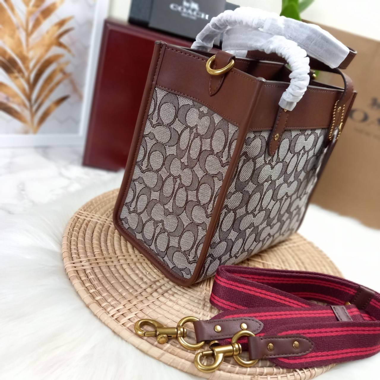 ใบนี้ ช่วยให้ชีวิตง่ายขึ้นเยอะเลย🌈🌺>>COACH FIELD TOTE 22 IN SIGNATURE JACQUARD(COACH C3865) 🍁กระเป๋าถือ สะพาย รุ่น Unisex ใช้ได้ทุกเพศวัย ขนาดเหมาะต่อการใช้งานในแต่ละวันมากๆ //วัสดุ jacquard ลาย signature ตกแต่งดีเทลด้วยหนังแ