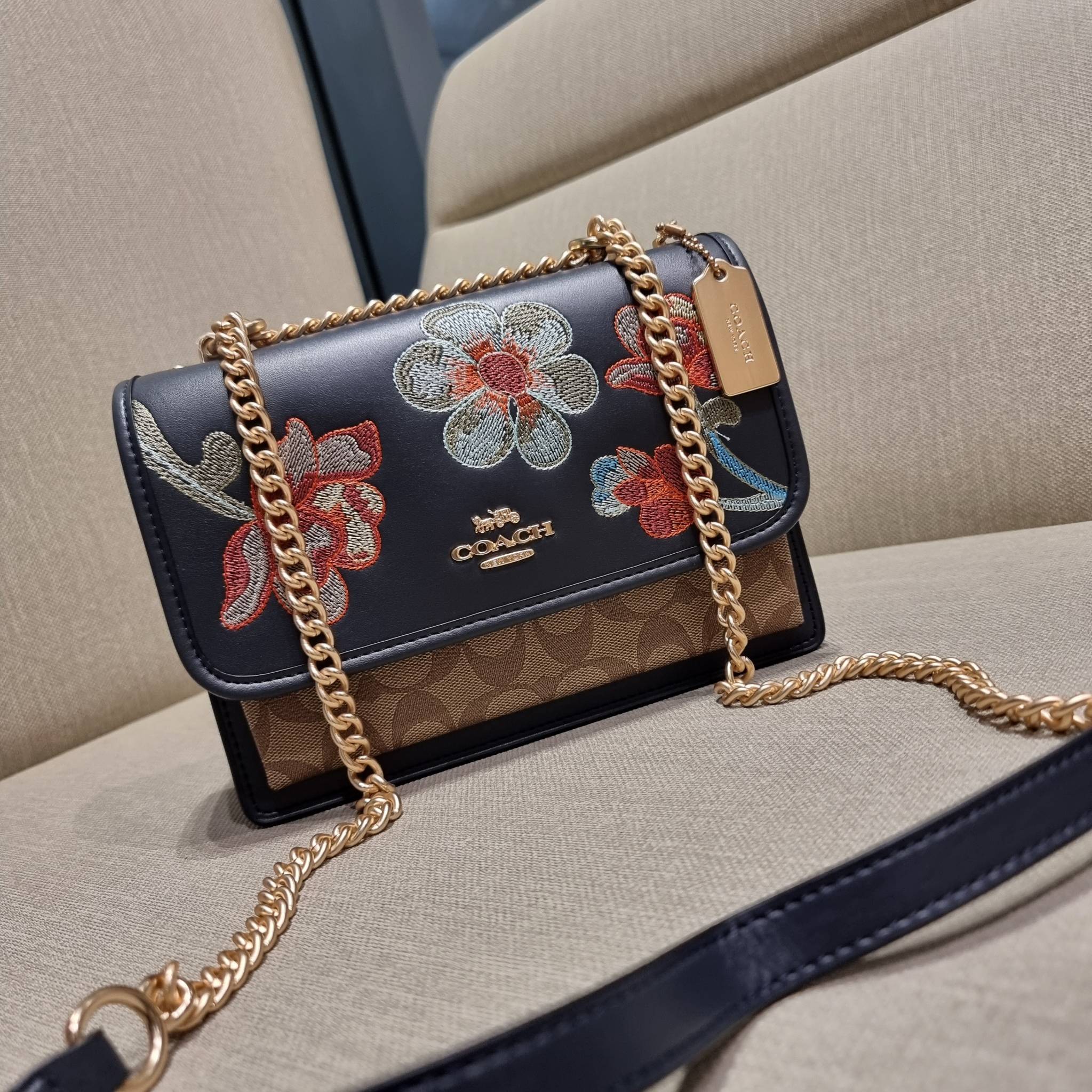 COACH C9230 KLARE CROSSBODY IN SIGNATURE CANVAS WITH FLORAL EMBROIDERY น้องใหม่คอลล่าสุด กับกระเป๋าสะพายข้าง โทนสีละมุนลูกคุณหนู ดีไซน์ปักดอกไม้เพิ่มลูกเล่น ให้ดูแพง วัสดุผนังแคนวาสสลับหนังแท้ สายสะพายโซ่สลับหนัง สะพายยังไงก็ขับผิว เปิด-ปิดด้วยกระดุมแม่เห