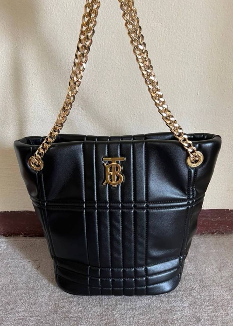 BURBERRY FRAGRANCES LAMBSKIN BAG VIP หนังแท้ Lambskin นิ่มสวยหรูดูดี ภายในโล่งกว้างใส่ของได้เยอะ มาพร้อมสายสะพายโซ่ทองสามารถซ้อนสายสั้นสะพายไหล่ได้หรือจะใช้สายยาว Crossbody ก็ดูดีมาพร้อมกล่องแบรนด์ Original Package อีกรุ่นหายากที่น่าใช้น่าสะสม Rare items 