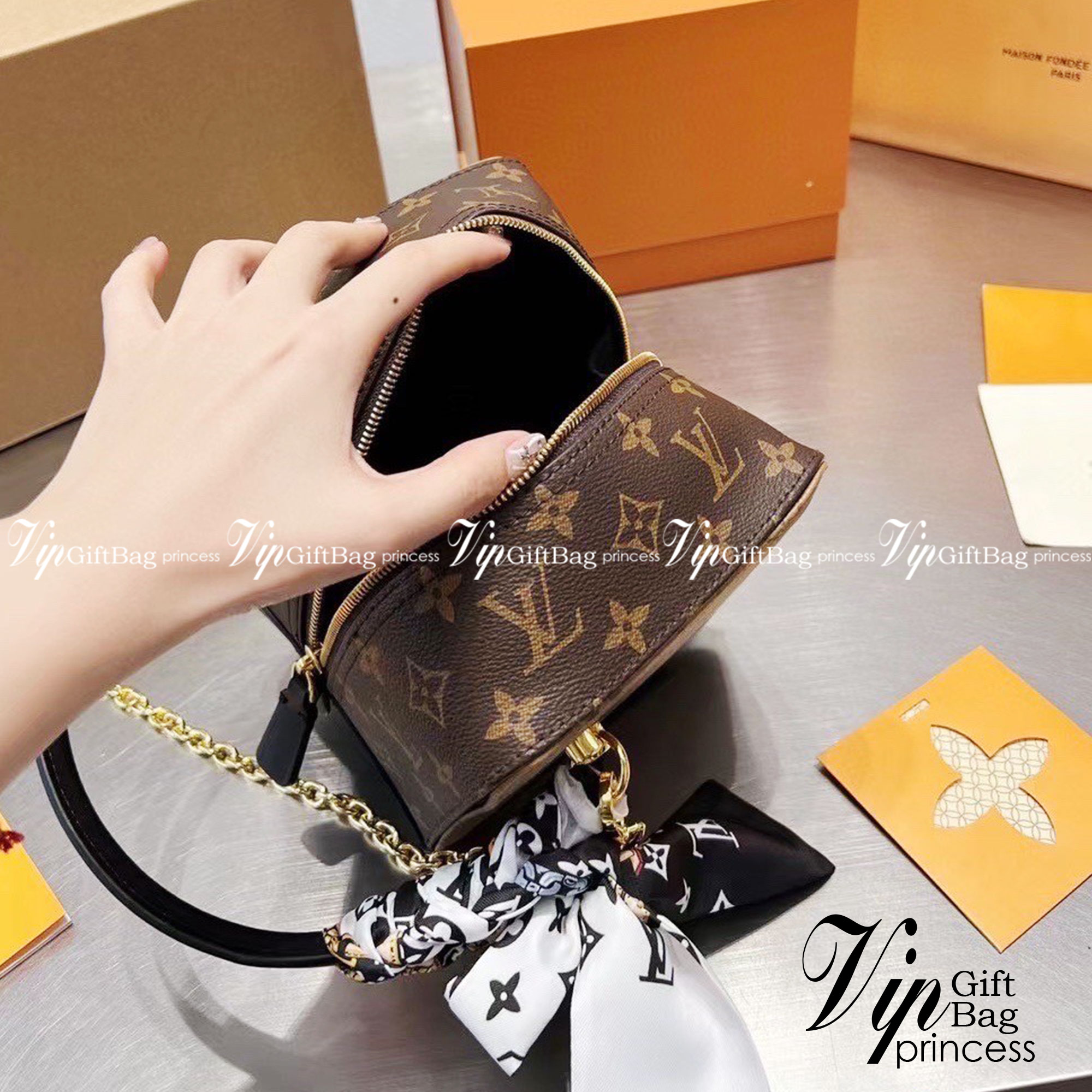 LV Square Bag กระเป๋าสะพายทรงกล่อง หนังลายโมโนแกรมมาใหม่ มาพร้อมสายสะพายยาว อะไหล่สีทอง โดดเด่นด้วยด้วยรูปทรง รังสรรค์ลงตัวได้อย่างคลาสสิค ใบจริงสวย ไม่ซ้ำใคร ได้ไปไม่ผิดหวังแน่นอน แนะนำห้ามพลาดเลยจร้าสาวๆ
