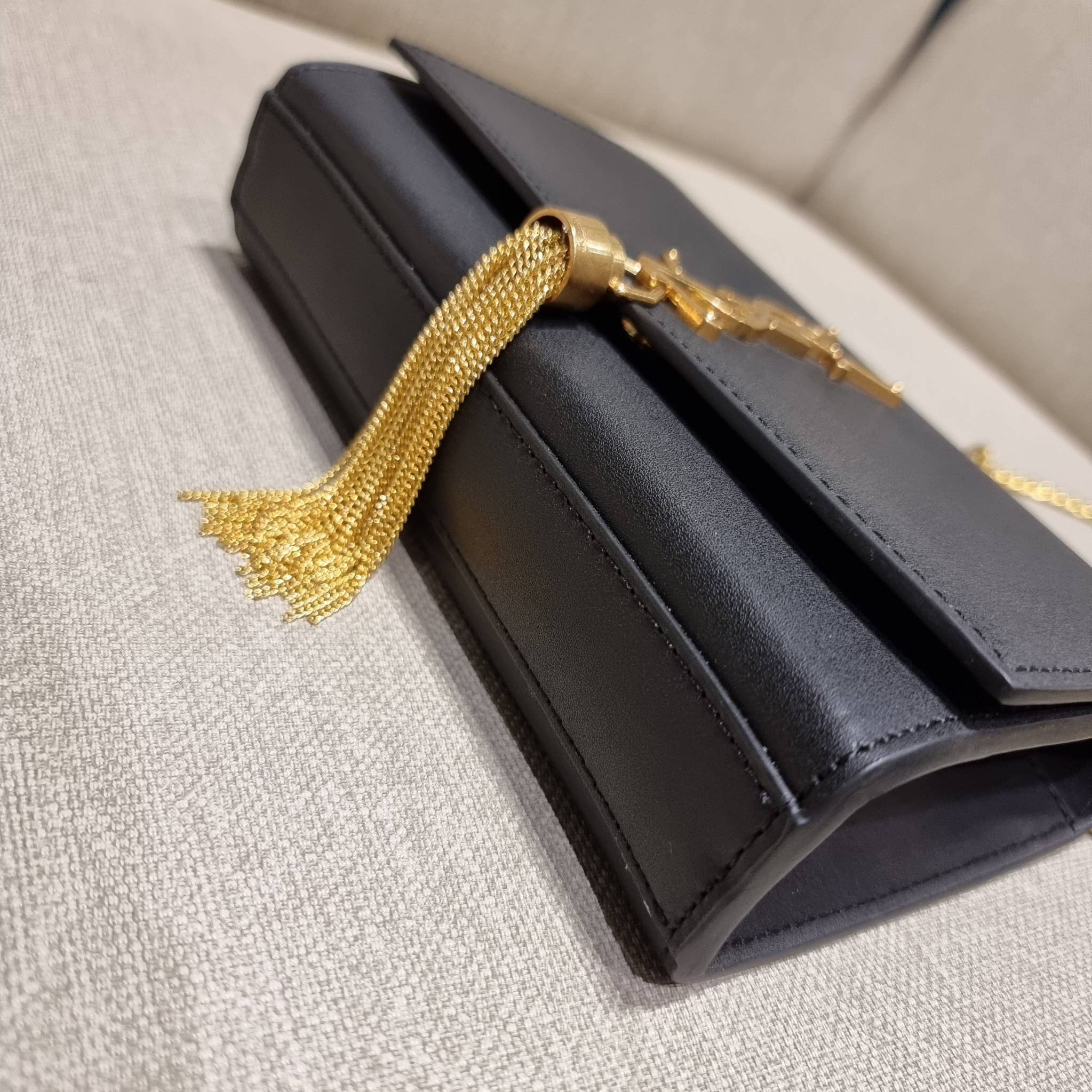 Yves Saint laurent small kate bag สุดหรู ทรง woc ที่แสนจะฮอตปรอทแตก ดีไซน์เรียบ แต่แอบมีดีเทลความหรูที่พู่ห้อยสีทองโดดเด่น เพิ่มความแพงอีกหนึ่ง วัสดุหนังแท้สัมผัสดีงาม ใช้งานง่ายเพียงแค่เปิด-ปิดด้วยกระดุมแม่เหล็ก ภายในเป็นช่องโล่ง มีช่องใส่บัตร ใส่มือถือ 