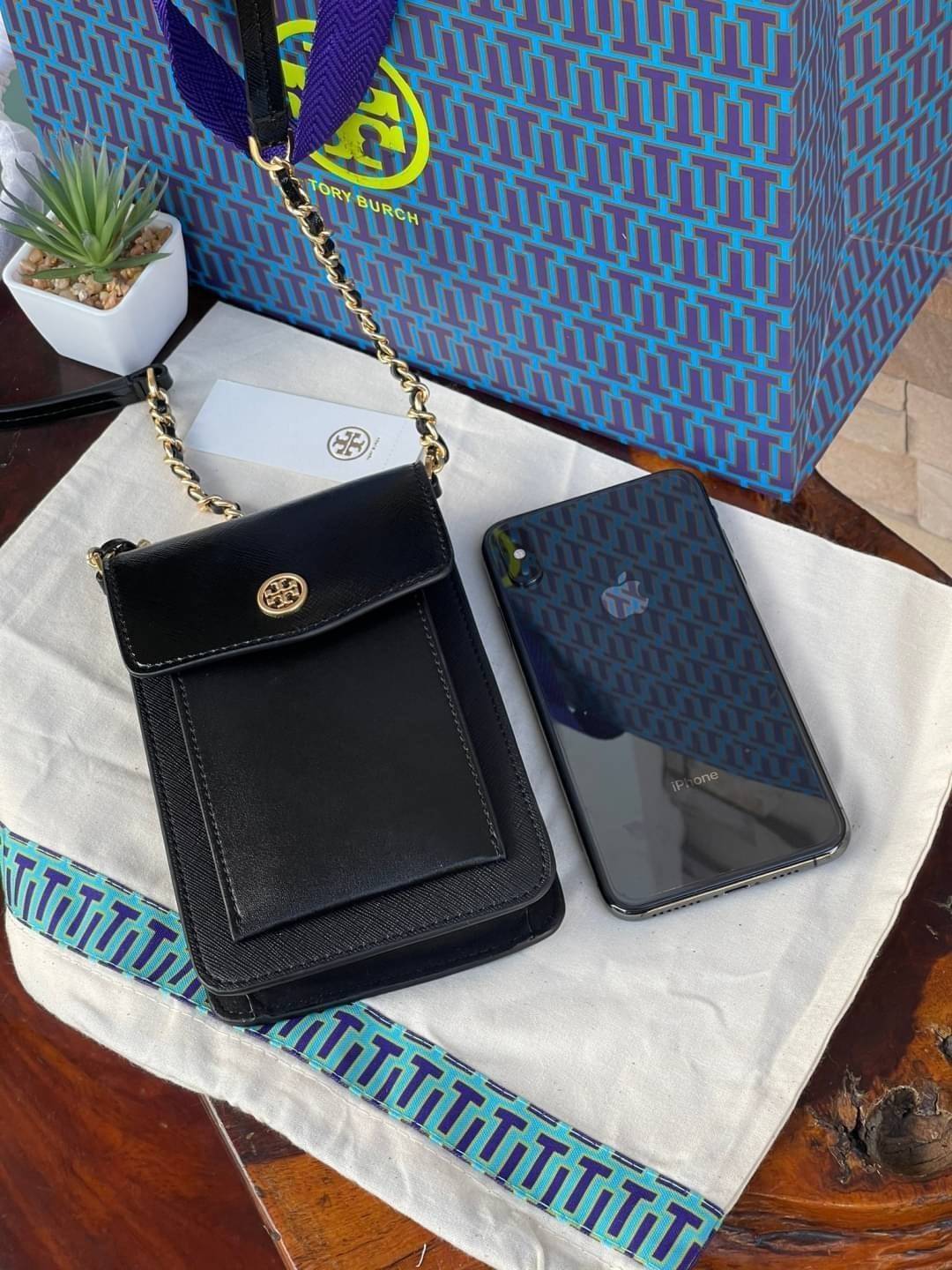 OUTLET 】Tory burch robinson mixed materials phone crossbody ไอเท็มหรูจากแบรนด์ดังอย่างTory burch อีกแบรนด์สุดคลาสสิกที่มีทั้งความเท่และความเรียบหรูลงตัว กับรูปทรงแบบมินิมอลสีเหลี่ยมมุมโค้งเรียบ ๆ ดีไซน์ฝาพับปิดกระเป๋าได้มิดชิด ยังมีลักษณะที่แนบกับตัวผู้ใช