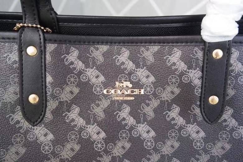 COACH 91107 REVERSIBLE CITY TOTE WITH HORSE AND CARRIAGE PRINT ใช้ได้ 2 ด้าน 🔺ทรง Tote รุ่นแนะนำค่ะ!! วัสดุ pvc อย่างดี นิ่มยวบตัวสวย ลายรถม้าทั้งใบค่ะ (ในไทยหายากค่ะลายนี้) 📌สามารถใช้ได้ทั้งด้านในและด้านนอกนะคะ สวยทั้ง2ด้านเลยทีเดียว เป็น