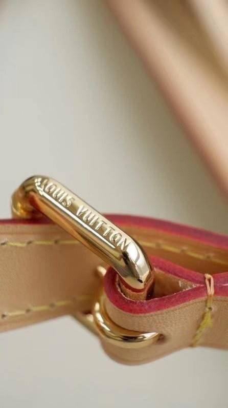 Louis Vuitton Monogram Delight Canvas กระเป๋าสะพายข้างทรงสูงใบใหญ่หนังแกะสังเคราะห์ หูหิ้วปั้มโลโก้ ด้านในมี1ช่องซิป 1ช่องใส่ของจุกจิ๊ก อะไหล่ทองหรูหรา มีสายยาว ถอดสายได้ ปรับระดับได้ จุของได้เยอะ หรูหรา สวยงาม เหมาะกับทุกโอกาศ ต้องมีติดตู้ห้ามพลาดเลยค่า