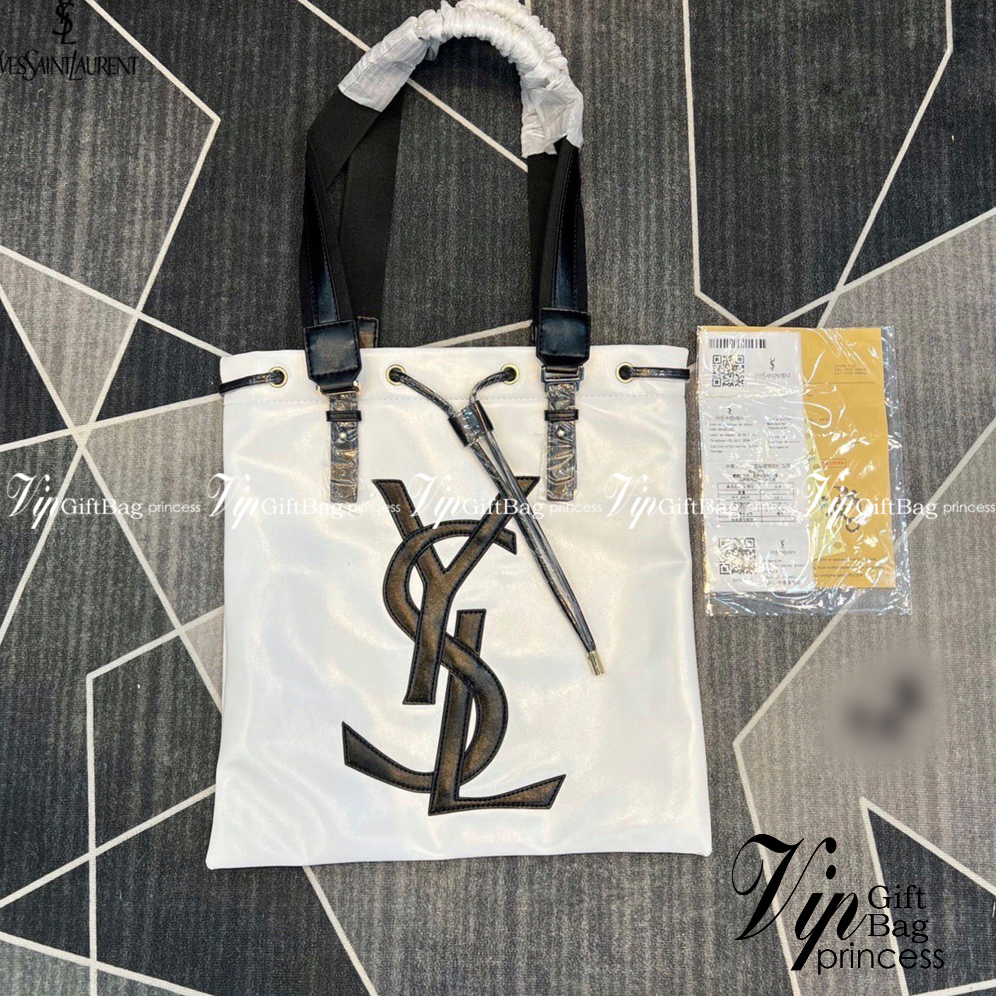 YSL shopper tote leather drawstring closure กระเป๋าทรงชอปปิ้ง มาใหม่ หนังสวย ผูกด้วยสายหนัง โดดเด่นด้วยโลโก้ด้านหน้า มีให้เลือก 2 สี 2 ขนาด ภายในโล่งกว้างมาก ใช้งานง่าย สะดวกสุดๆ