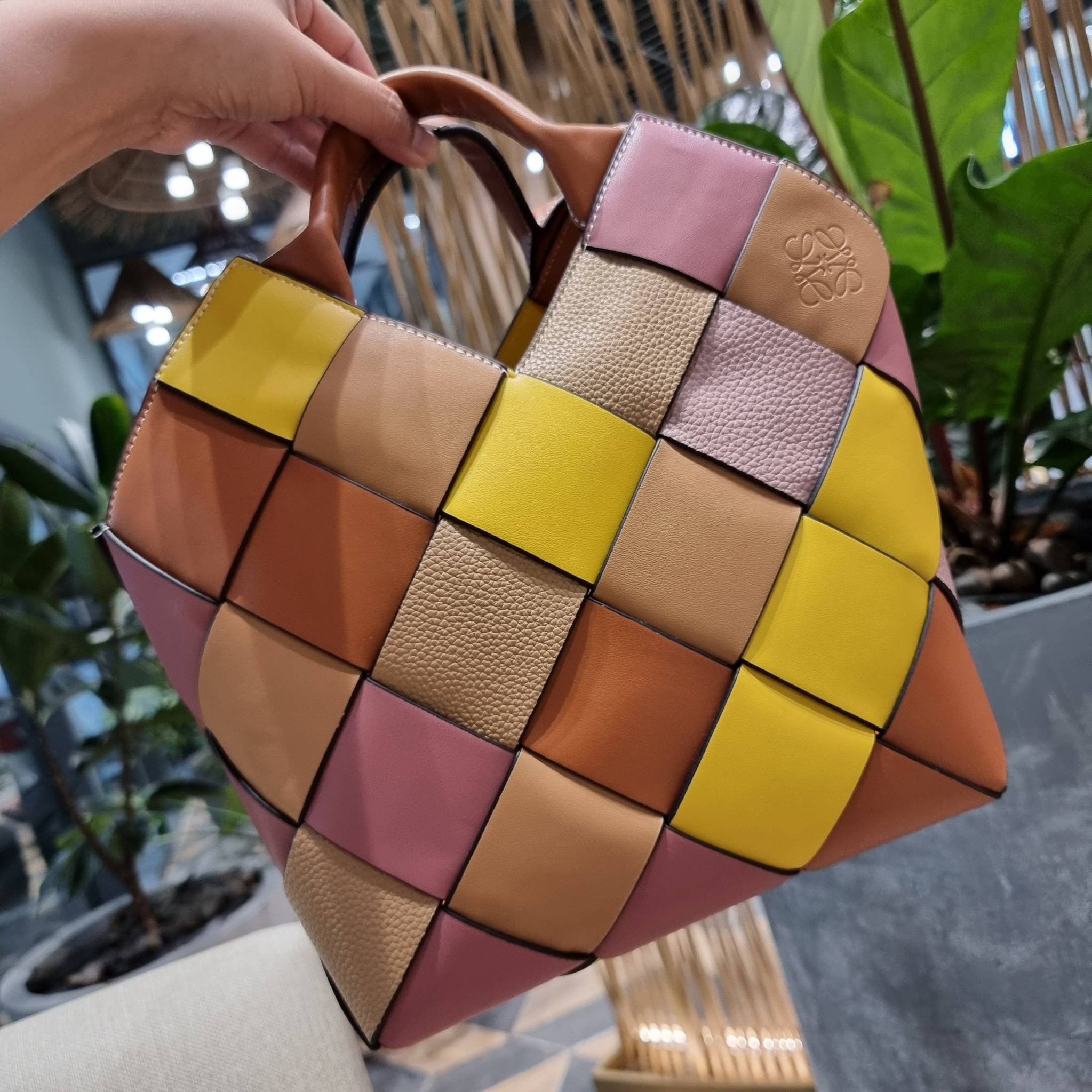 LOEWE SURPLUS LEATHER WOVEN BASKET BAG IN CLASSIC CALFSKIN ใหม่ล่าสุดและสวยที่สุด กระเป๋าสะพานที่ถักทอด้วยความปราณีต โดดเด่นด้วยสีที่จับมาคอนทราสได้ลงตัว ใบใหญ่จุได้แบบเน้นๆ วัสดุหนังวัวแท้เต็มใบ หรูเลิศ ปากกระเป๋ามีสายหนังสำหรับผูกรวบปากกระเป๋า ภายในโล่ง